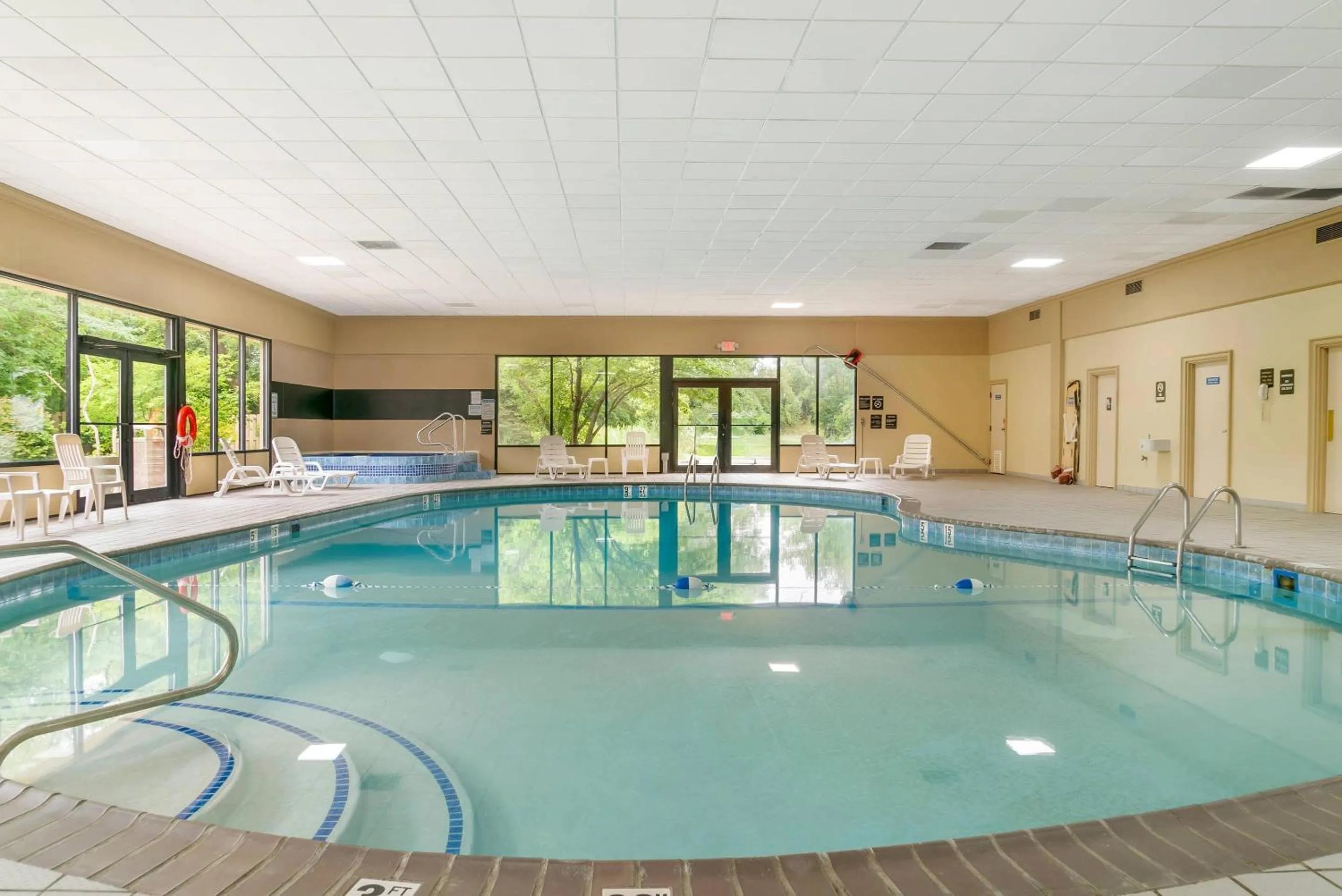 Swimming pool in Quality Inn & Suites Monroe