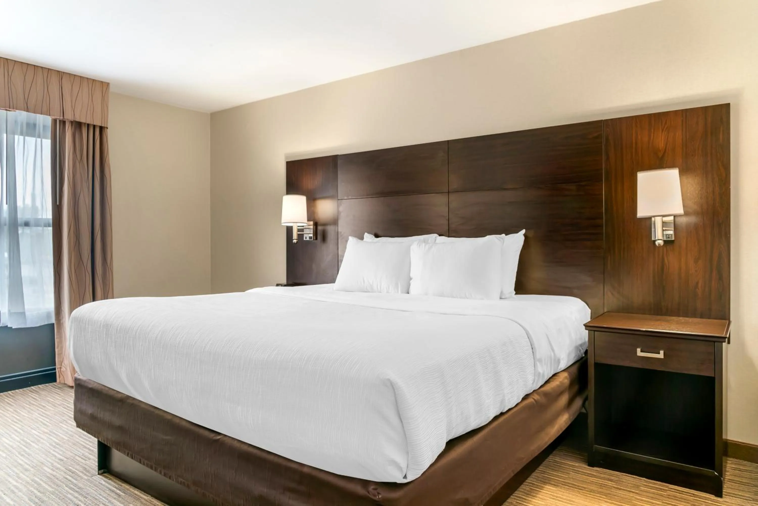 Bed in Quality Inn & Suites Monroe