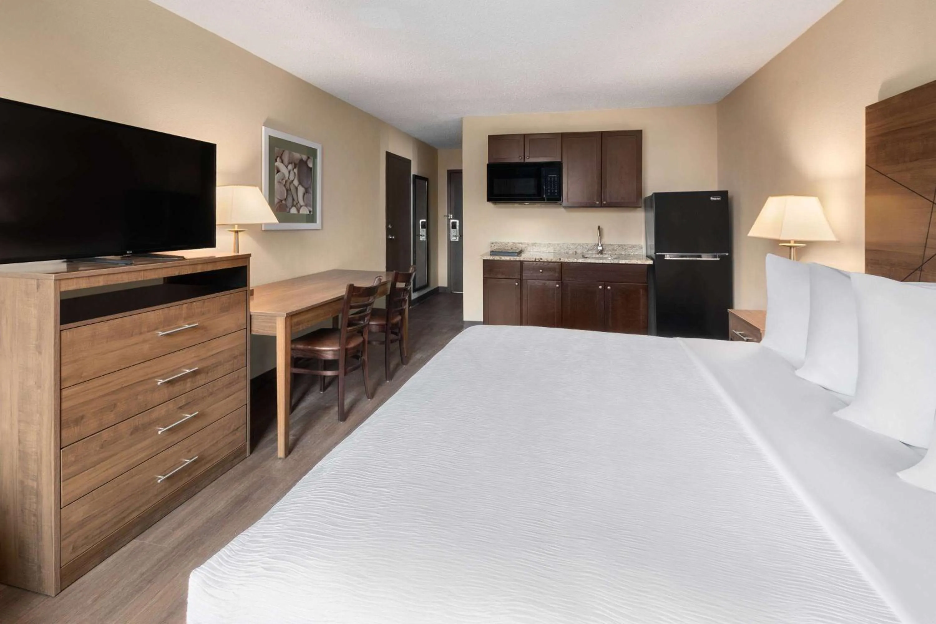 Bedroom, Bed in Wingate by Wyndham Troy