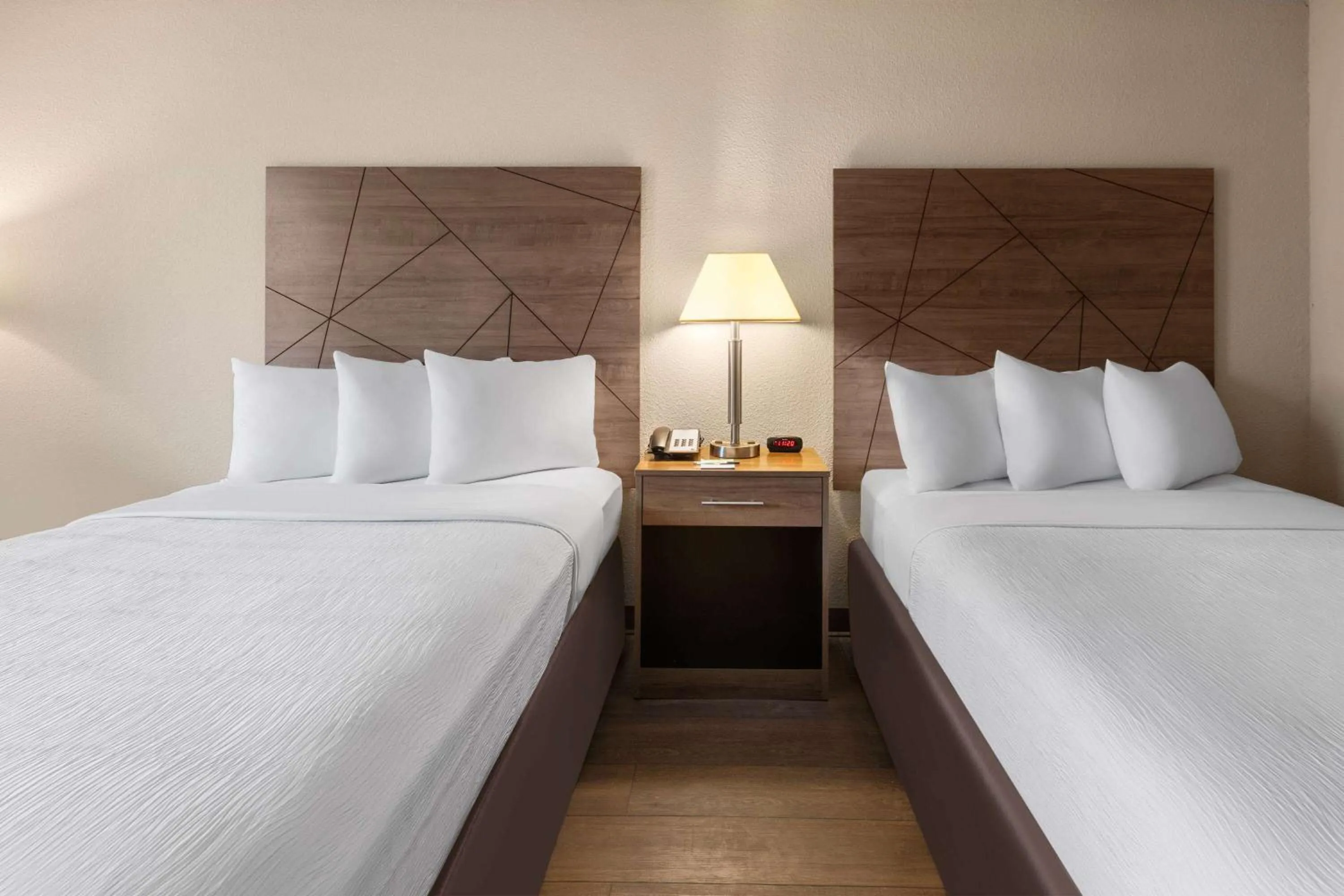 Photo of the whole room, Bed in Wingate by Wyndham Troy