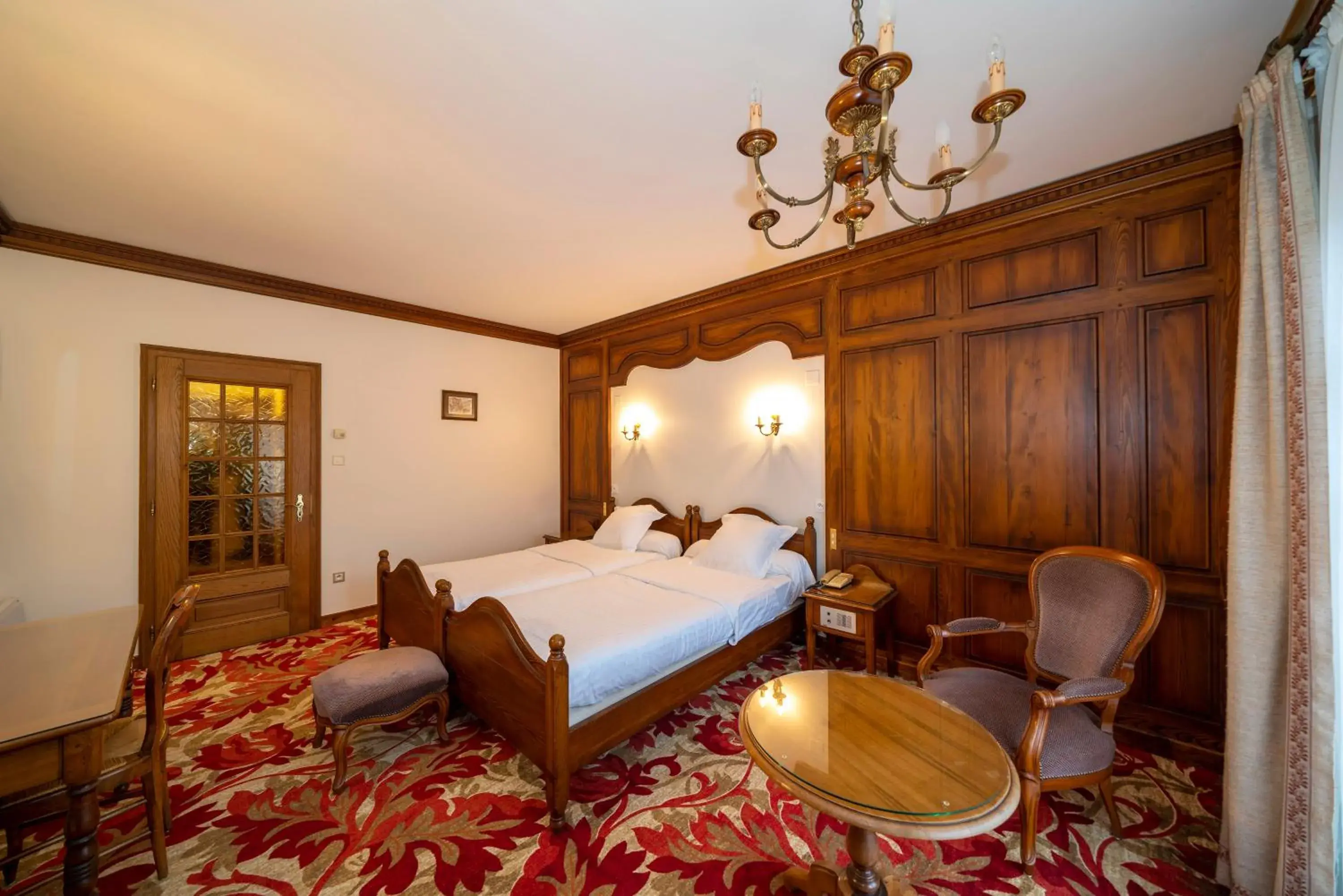 Deluxe Double Room with Balcony in Hotel Munsch Restaurant & Wellness, Colmar Nord - Haut-Koenigsbourg Deluxe Double Room with Balcony in Hotel Munsch Restaurant & Wellness, Colmar Nord - Haut-Koenigsbourg