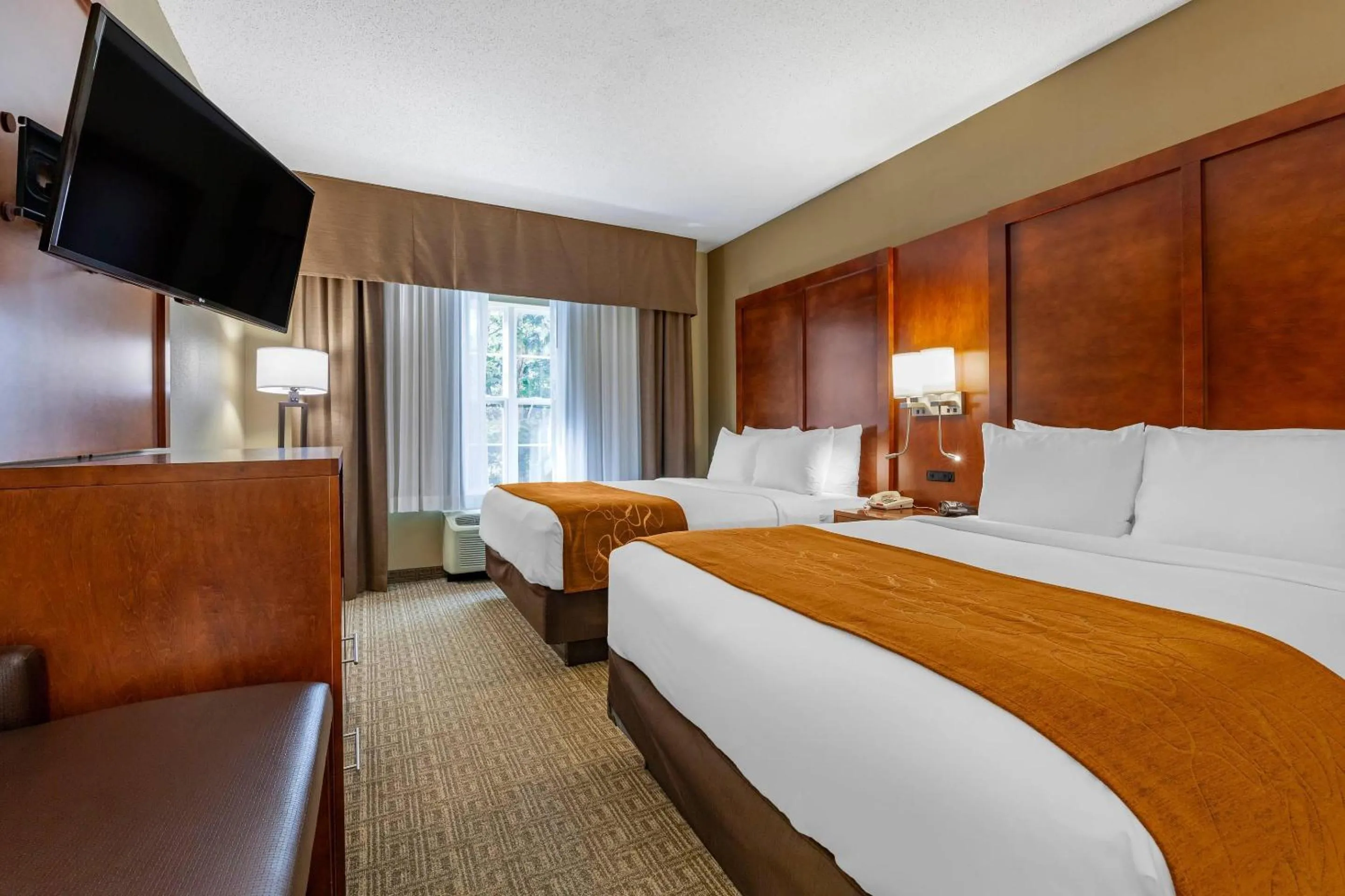 Bedroom, Bed in Comfort Suites Marquette