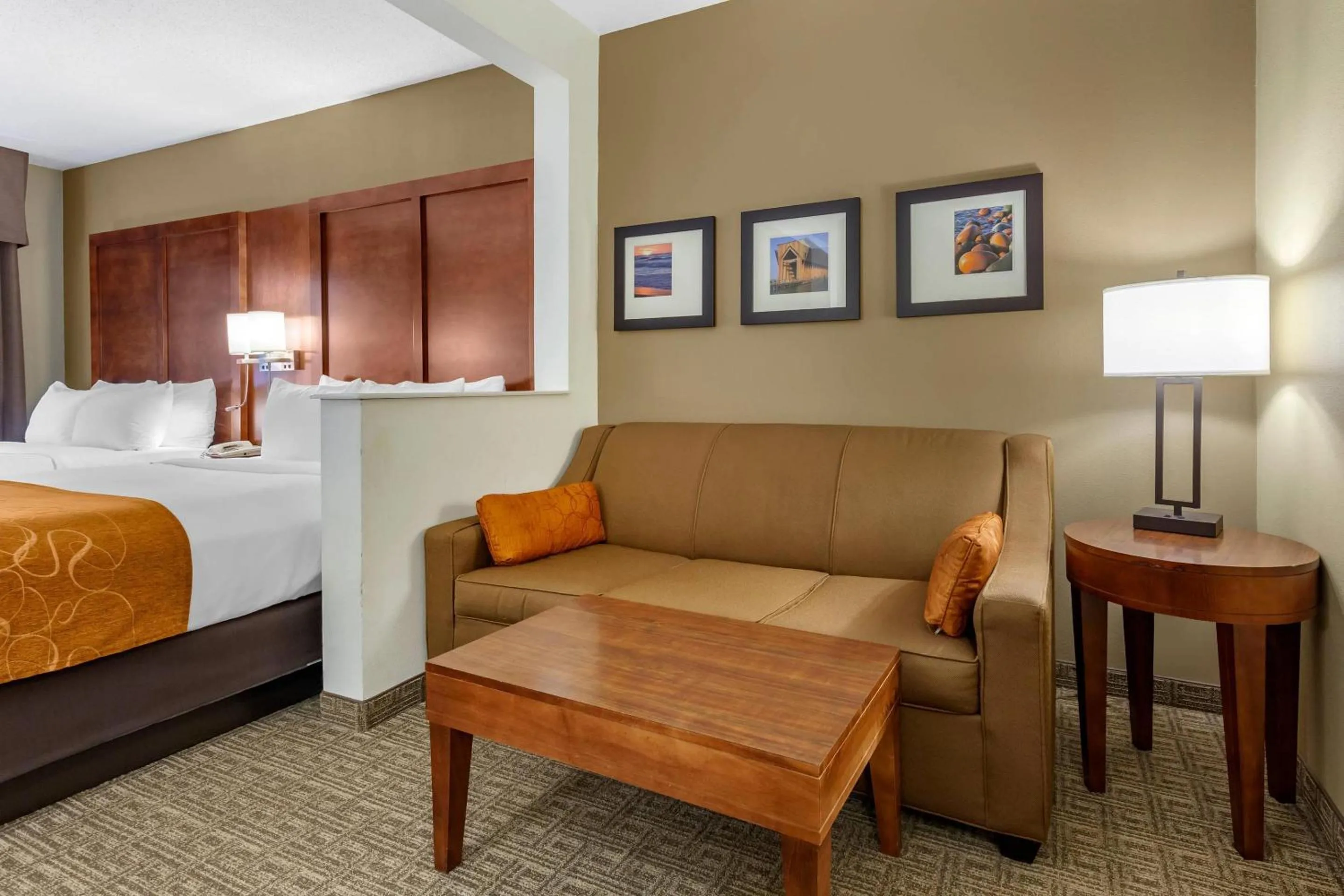 Bedroom, Bed in Comfort Suites Marquette