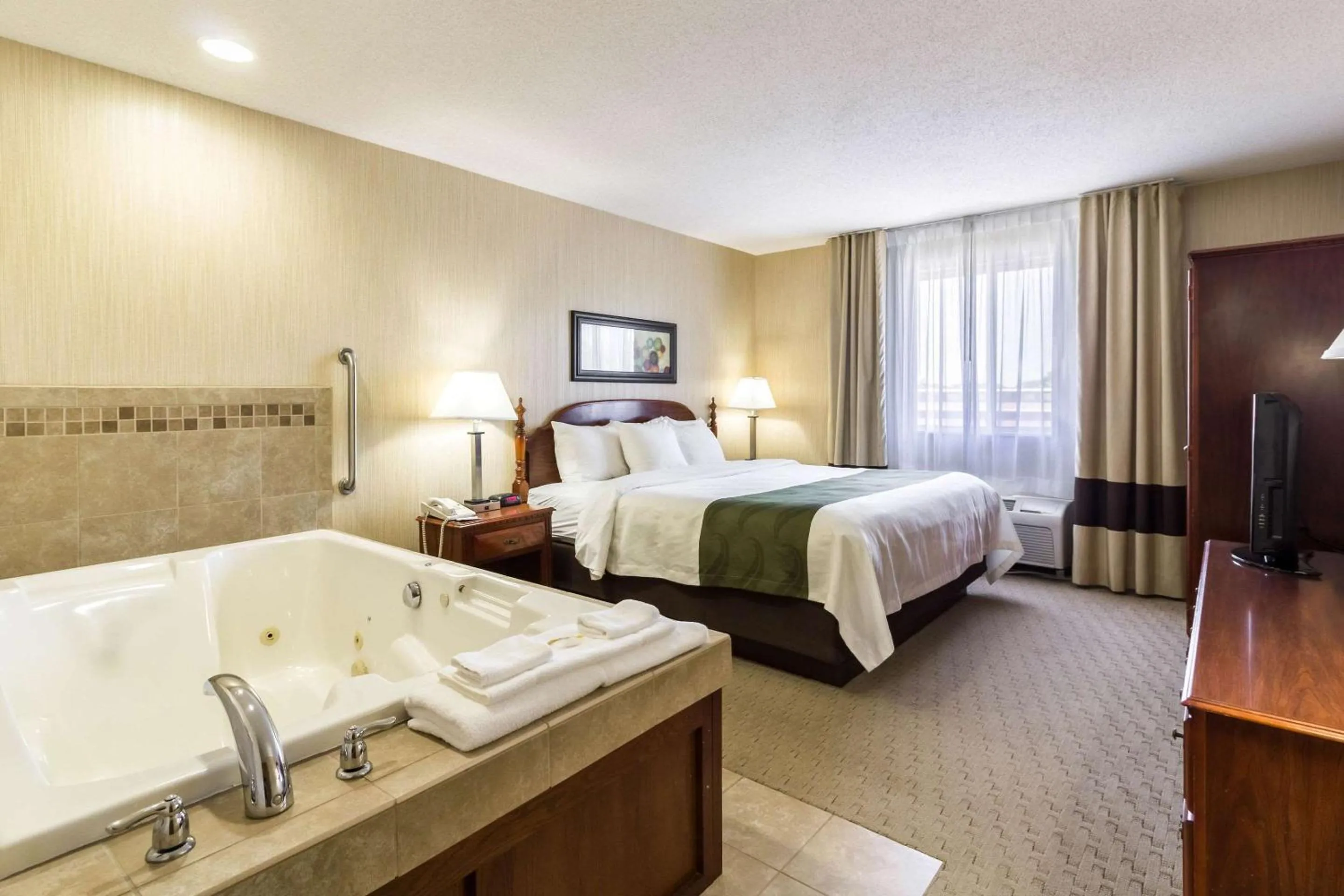 Photo of the whole room, Bed in Quality Inn Marshall near University