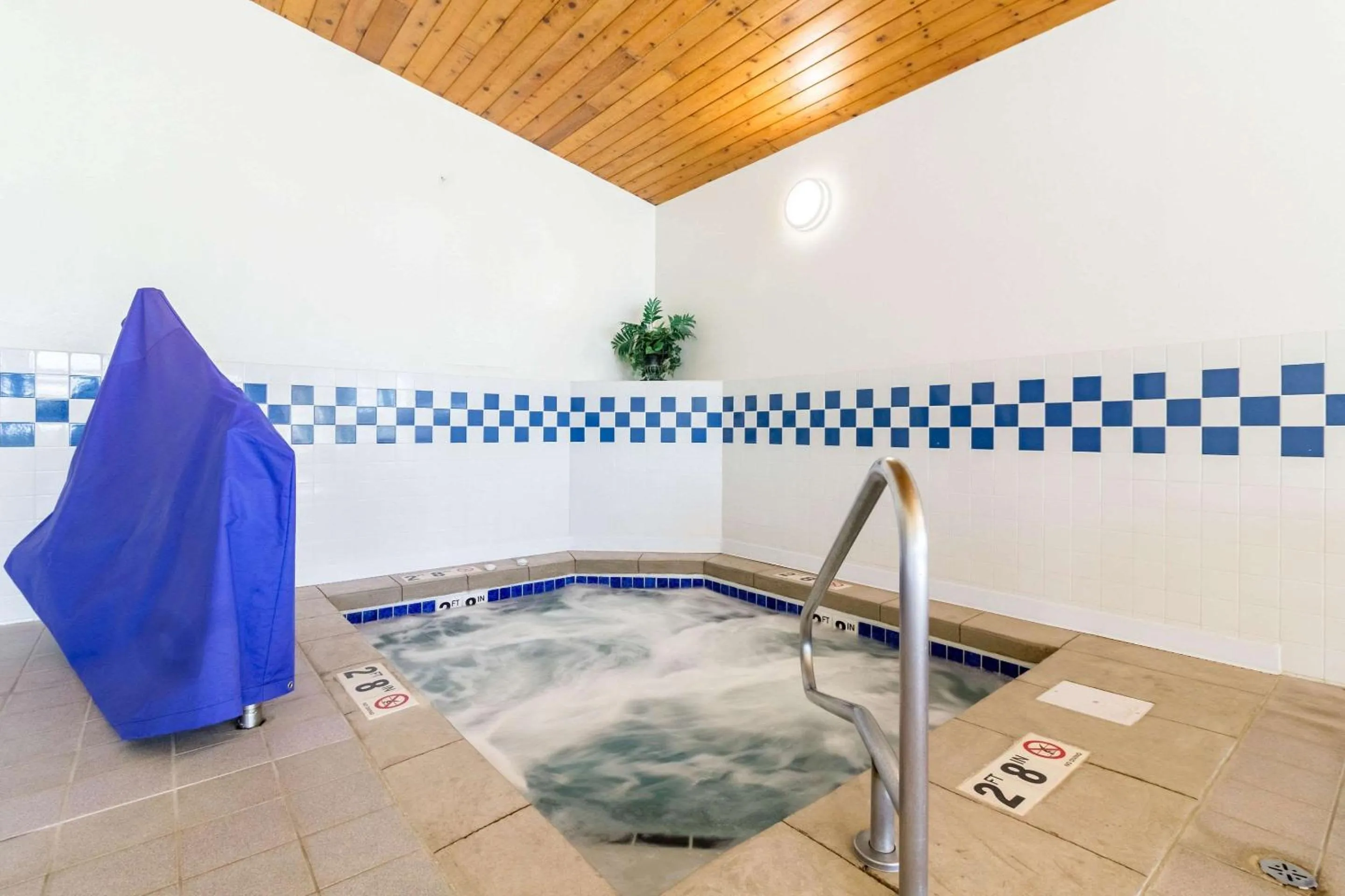 Hot Tub in Quality Inn Marshall near University