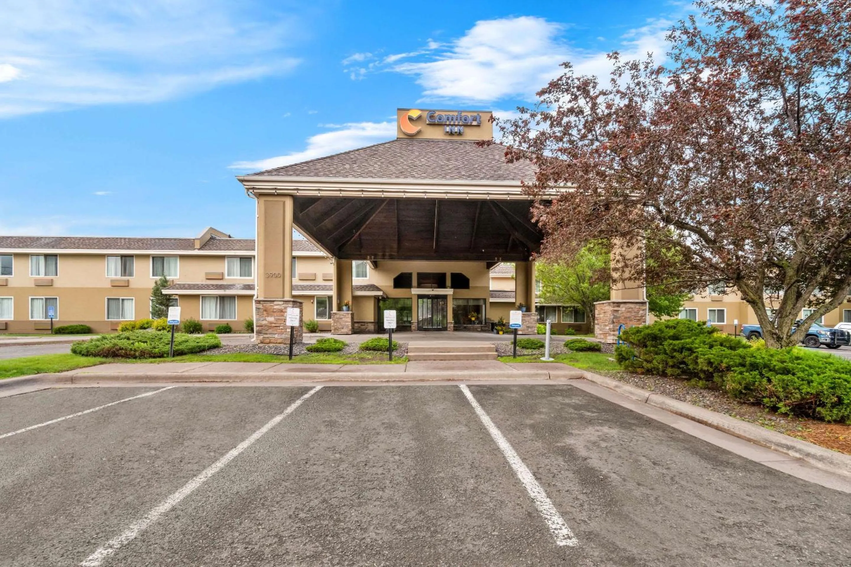 Property building in Comfort Inn Duluth West