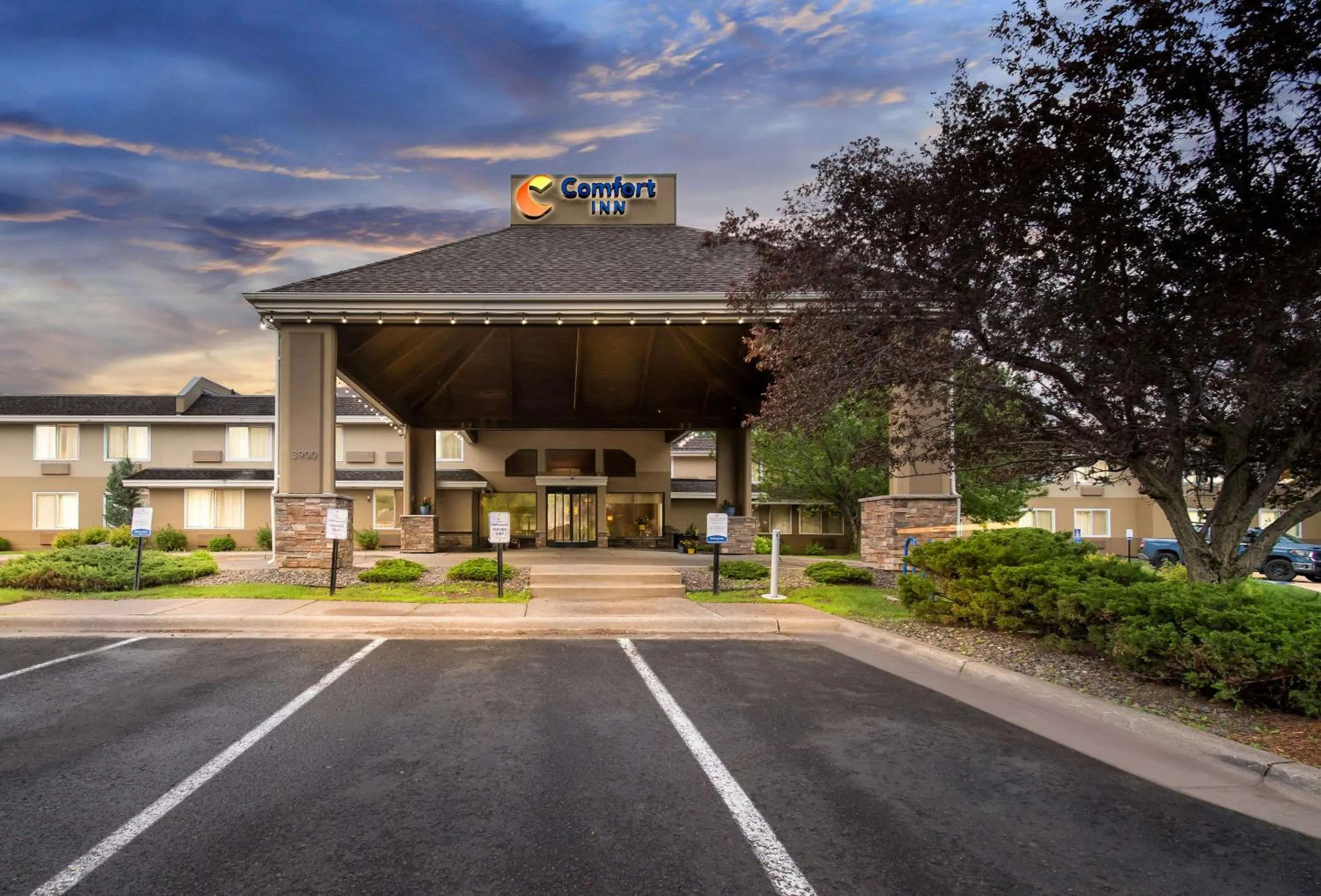 Property building in Comfort Inn Duluth West