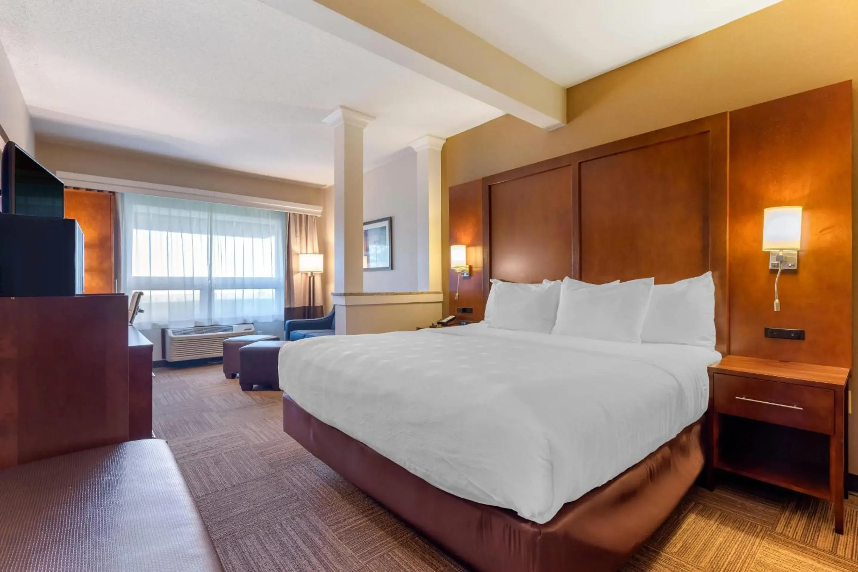 King Suite - Non-Smoking - City View in Lift Bridge Lodge, an Ascend Collection Hotel King Suite - Non-Smoking - City View in Lift Bridge Lodge, an Ascend Collection Hotel