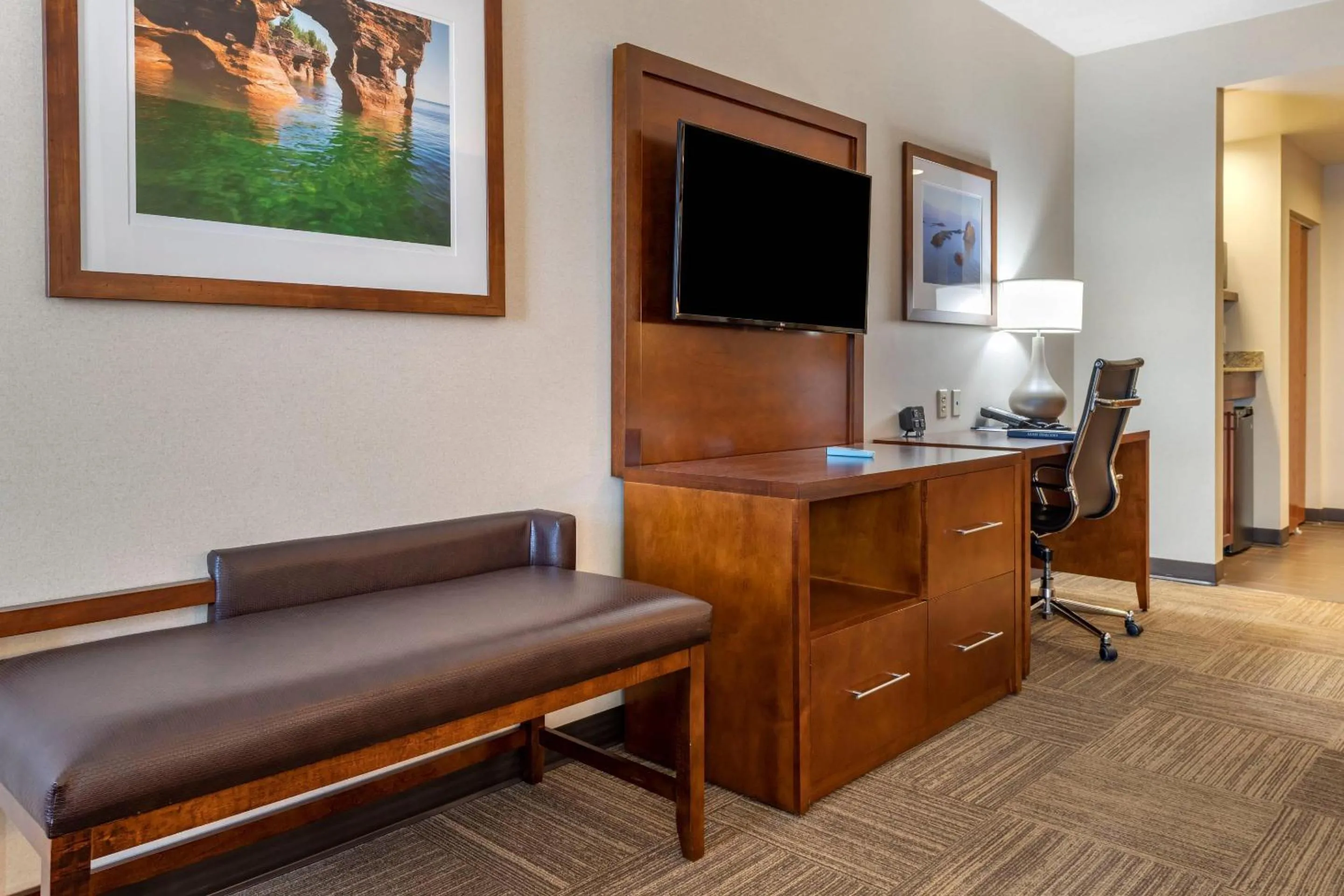 Bedroom in Lift Bridge Lodge, an Ascend Collection Hotel