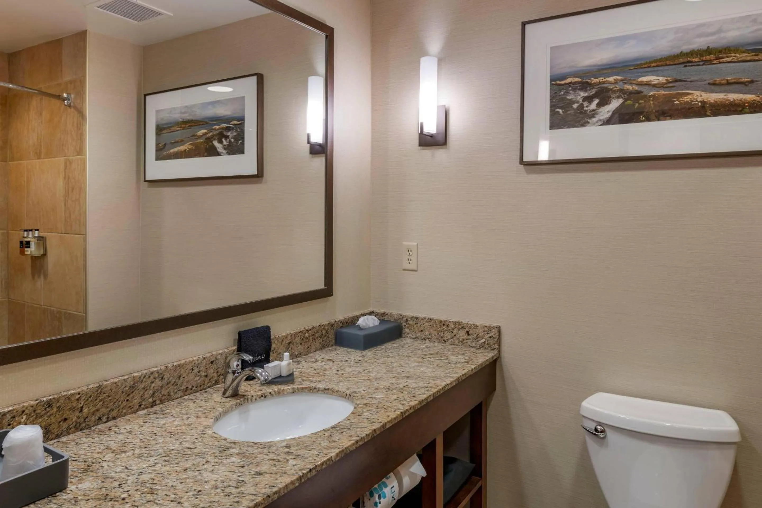 Bedroom in Lift Bridge Lodge, an Ascend Collection Hotel