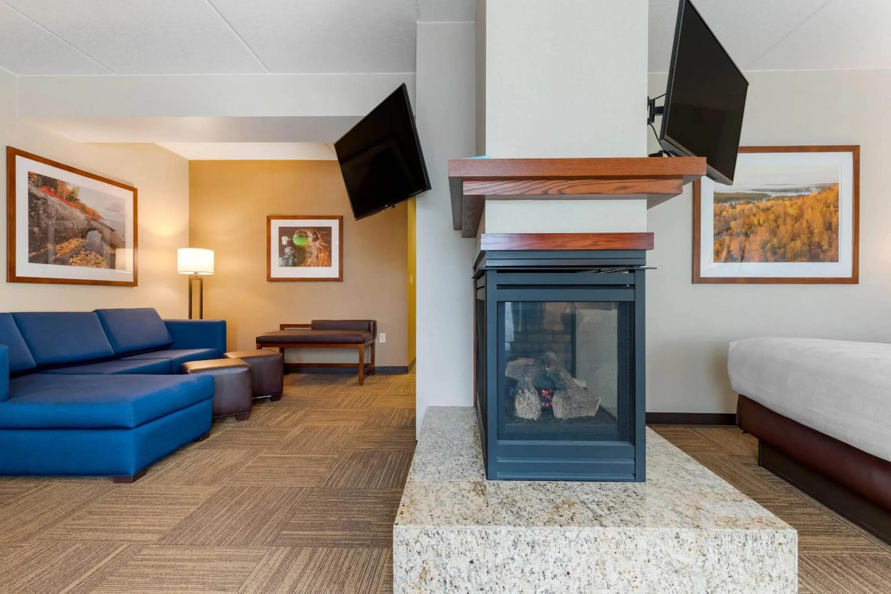 Bedroom in Lift Bridge Lodge, an Ascend Collection Hotel
