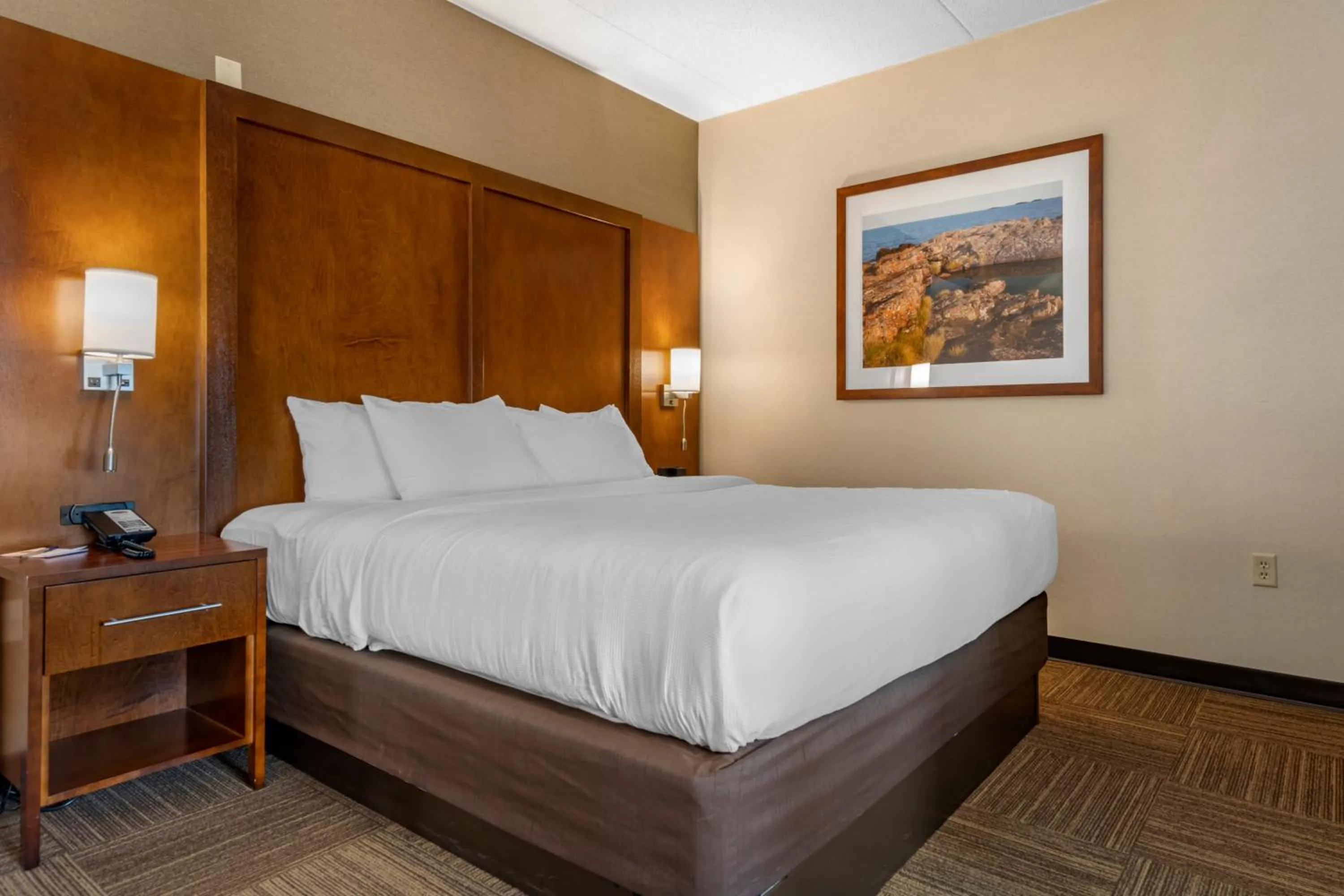 Bed in Lift Bridge Lodge, an Ascend Collection Hotel