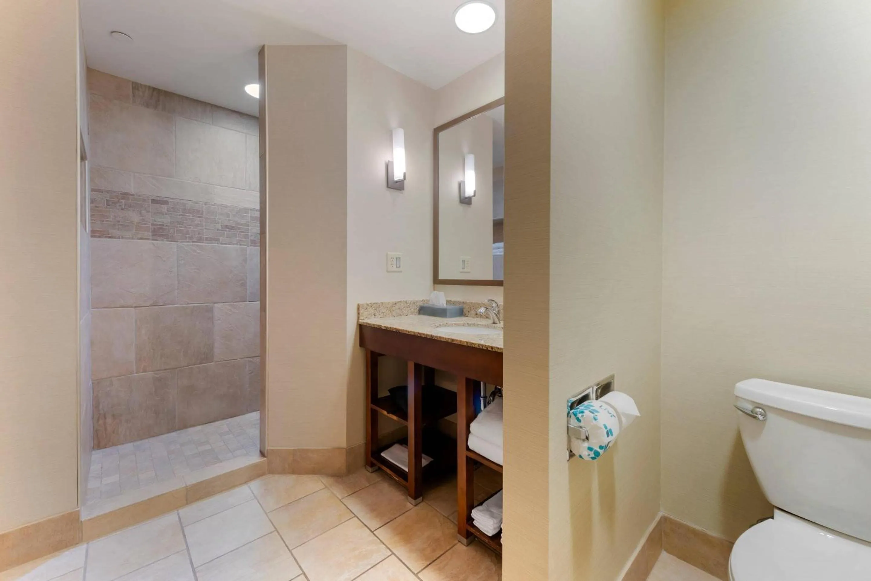 Bedroom in Lift Bridge Lodge, an Ascend Collection Hotel