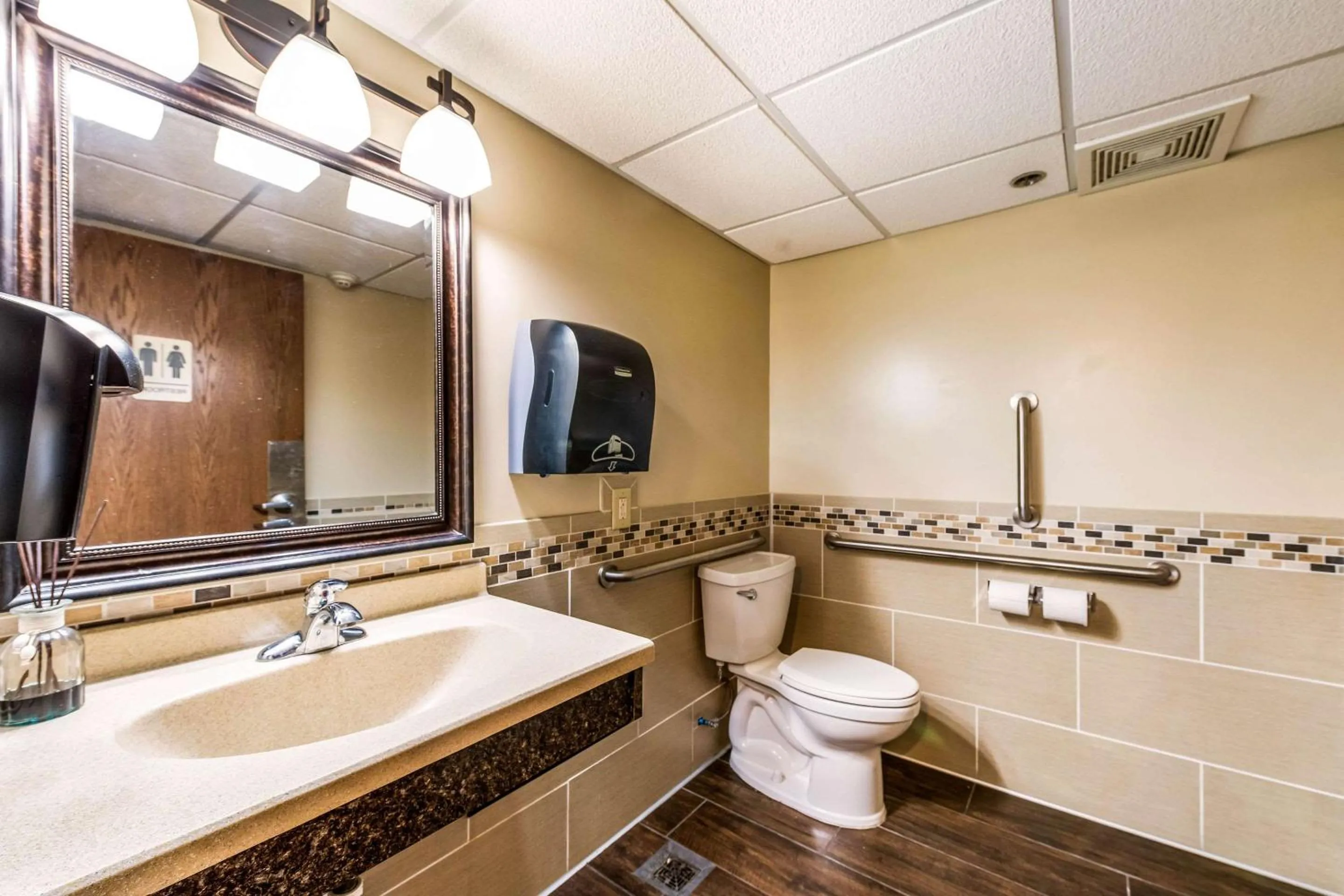 Bathroom in Econo Lodge Mayo Clinic Area