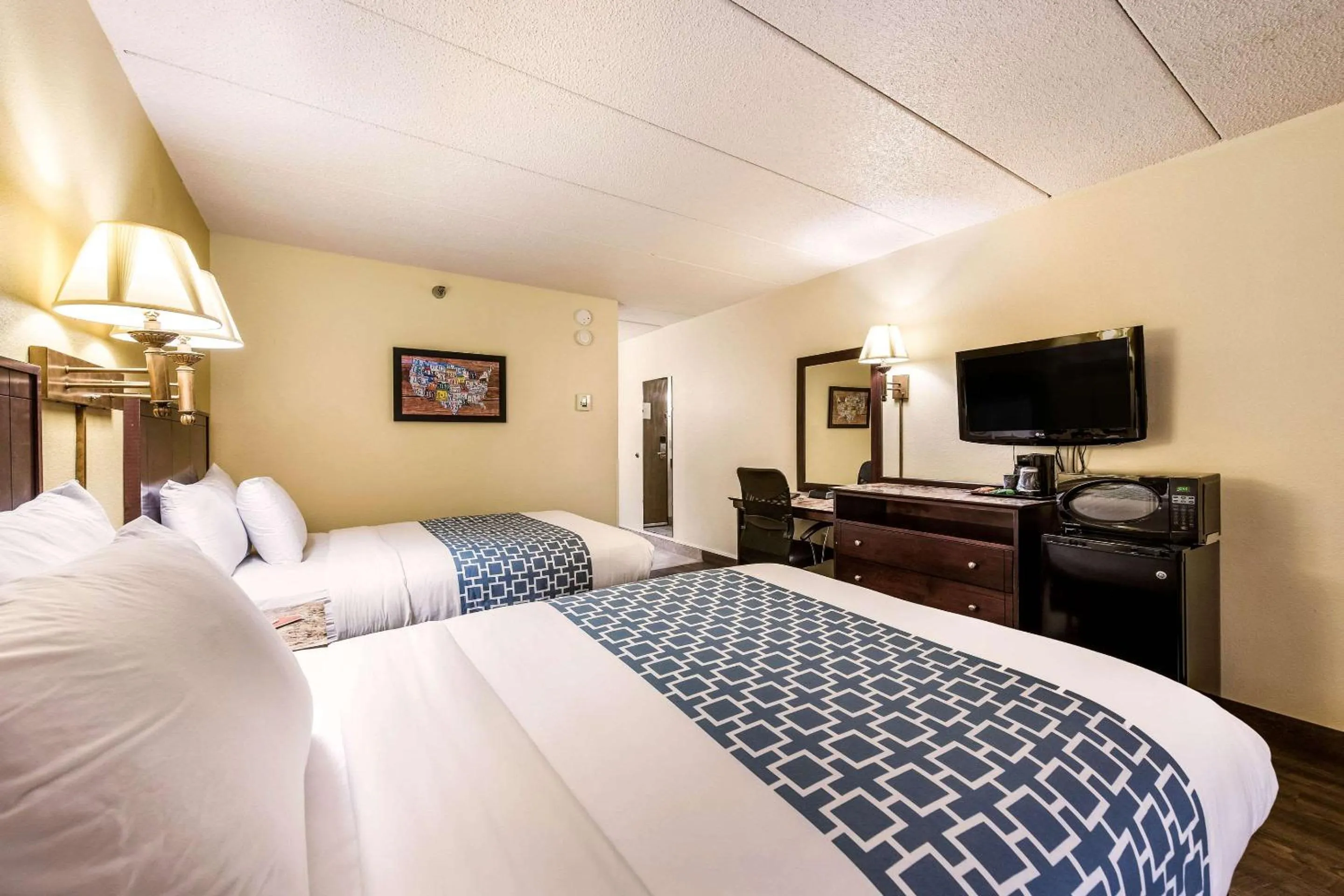 Photo of the whole room, Bed in Econo Lodge Mayo Clinic Area