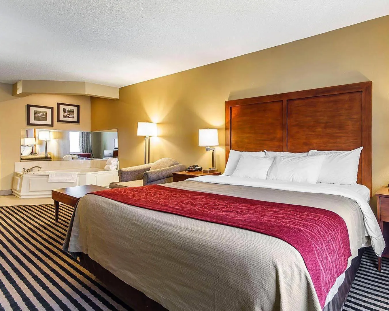 Bedroom, Bed in Comfort Inn Owatonna near Medical Center