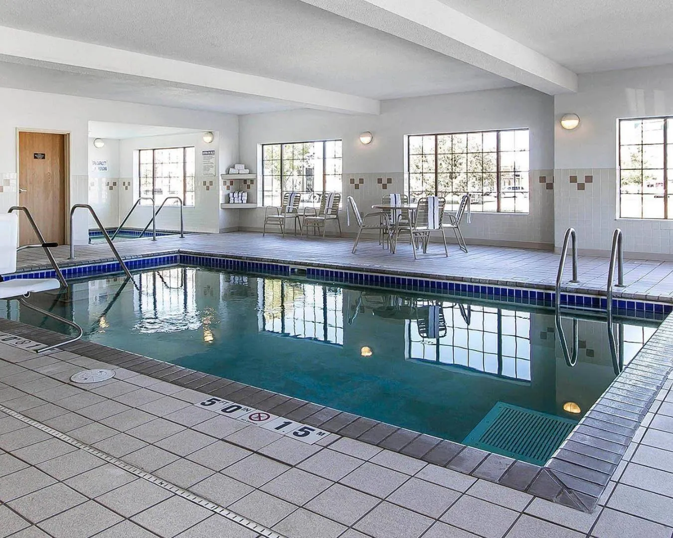 Swimming pool in Comfort Inn Owatonna near Medical Center