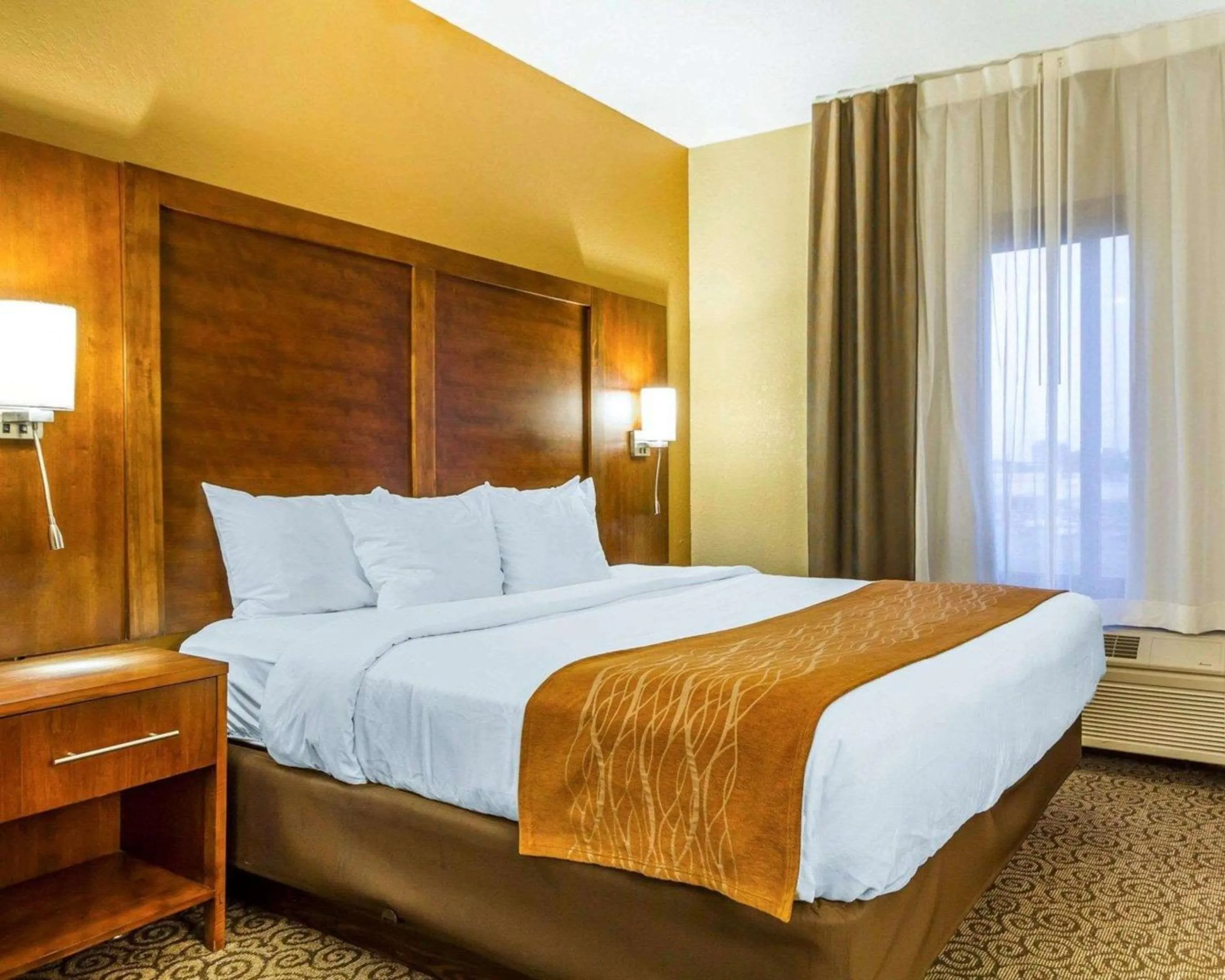 Bedroom, Bed in Comfort Suites Ramsey