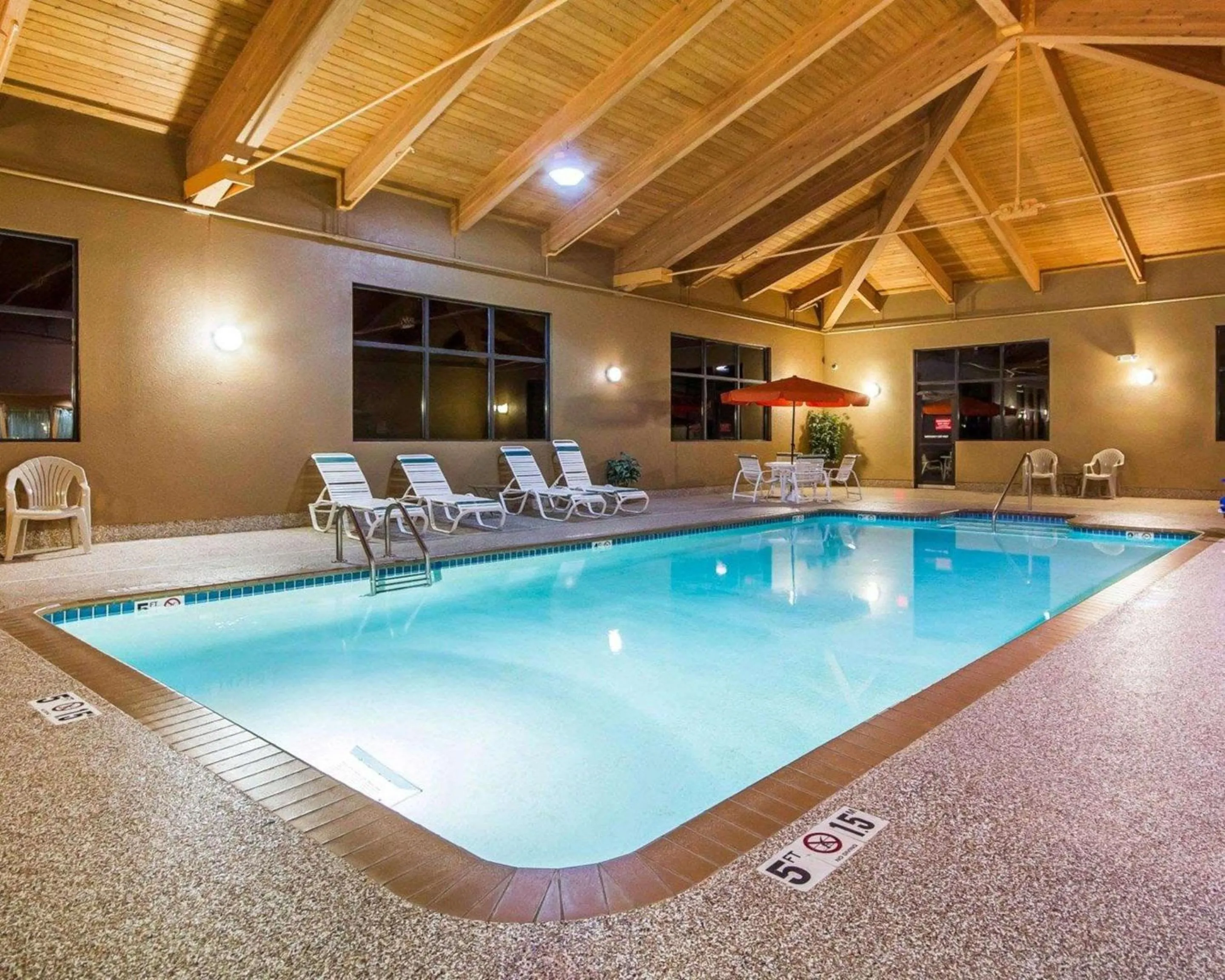 Swimming pool in Comfort Suites Ramsey