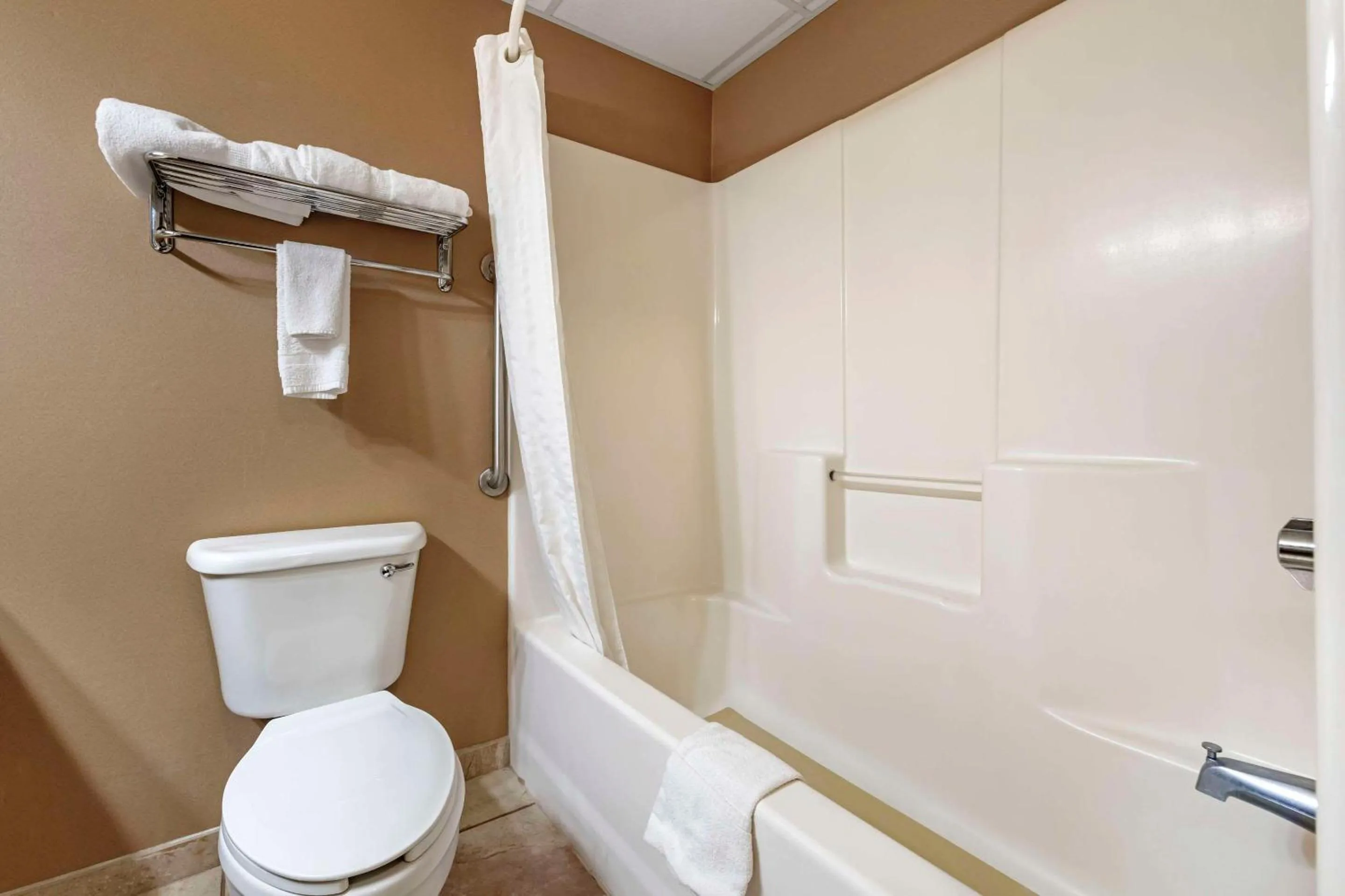 Bedroom in Comfort Inn Albert Lea at Trails Travel Center