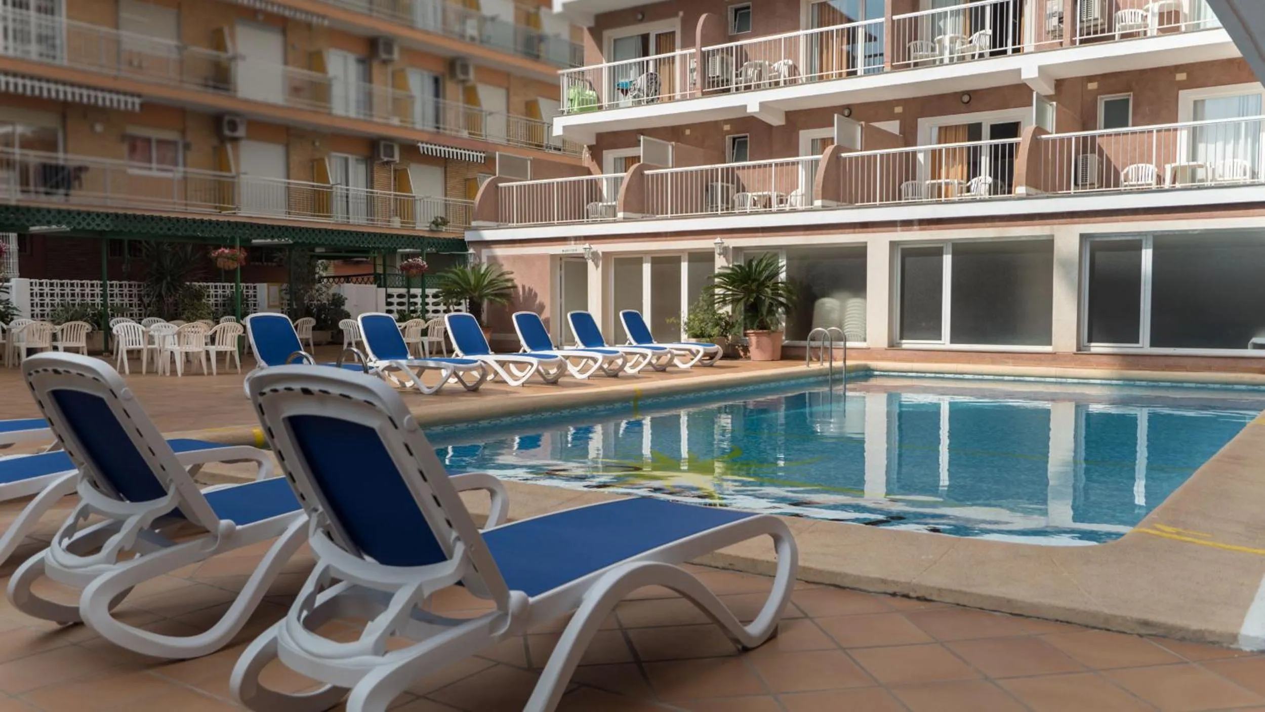 Swimming pool in Hotel San Luis