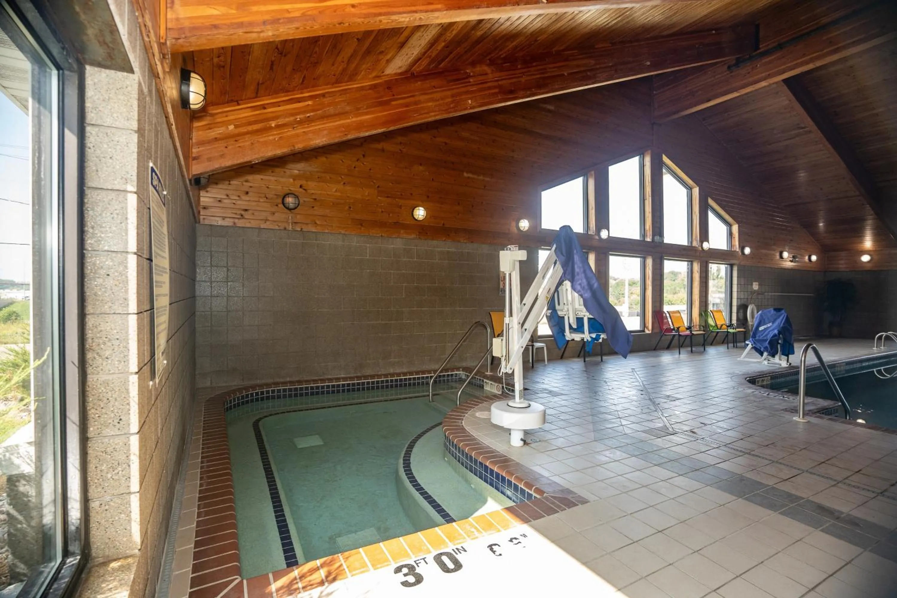 Swimming pool in Quality Inn near Medical Center