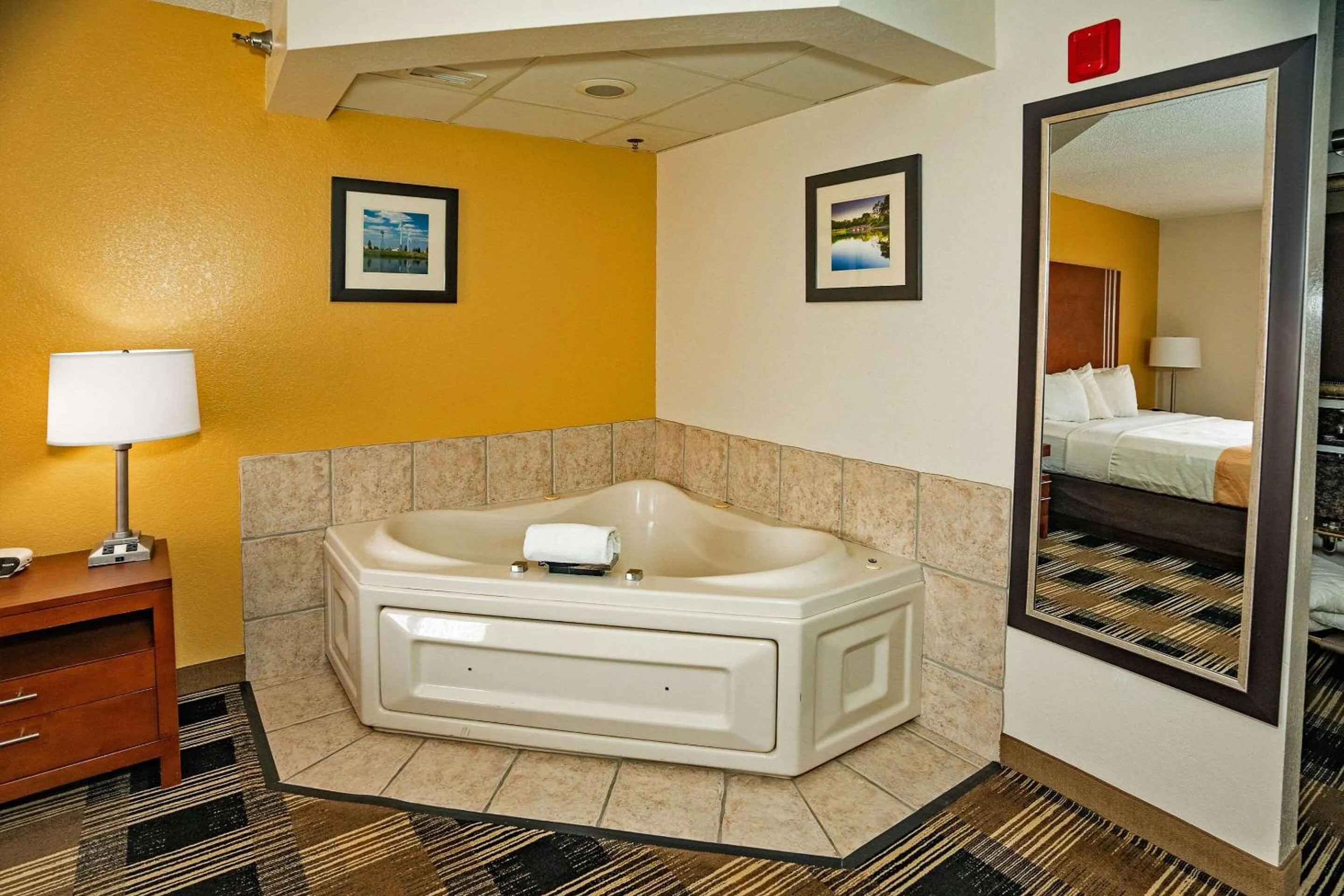 Bedroom, Bed in Quality Inn near Medical Center