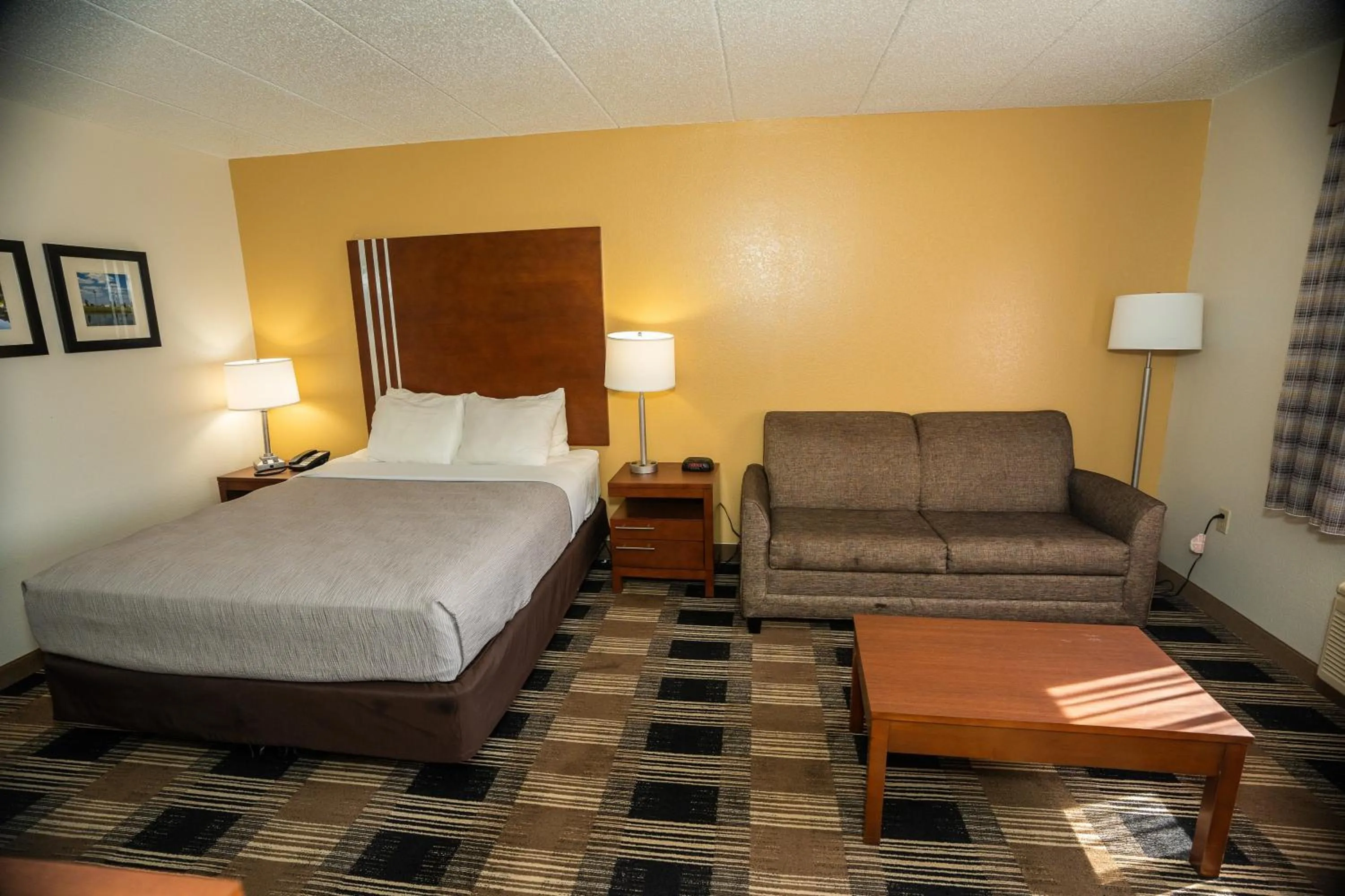 Seating area, Bed in Quality Inn near Medical Center