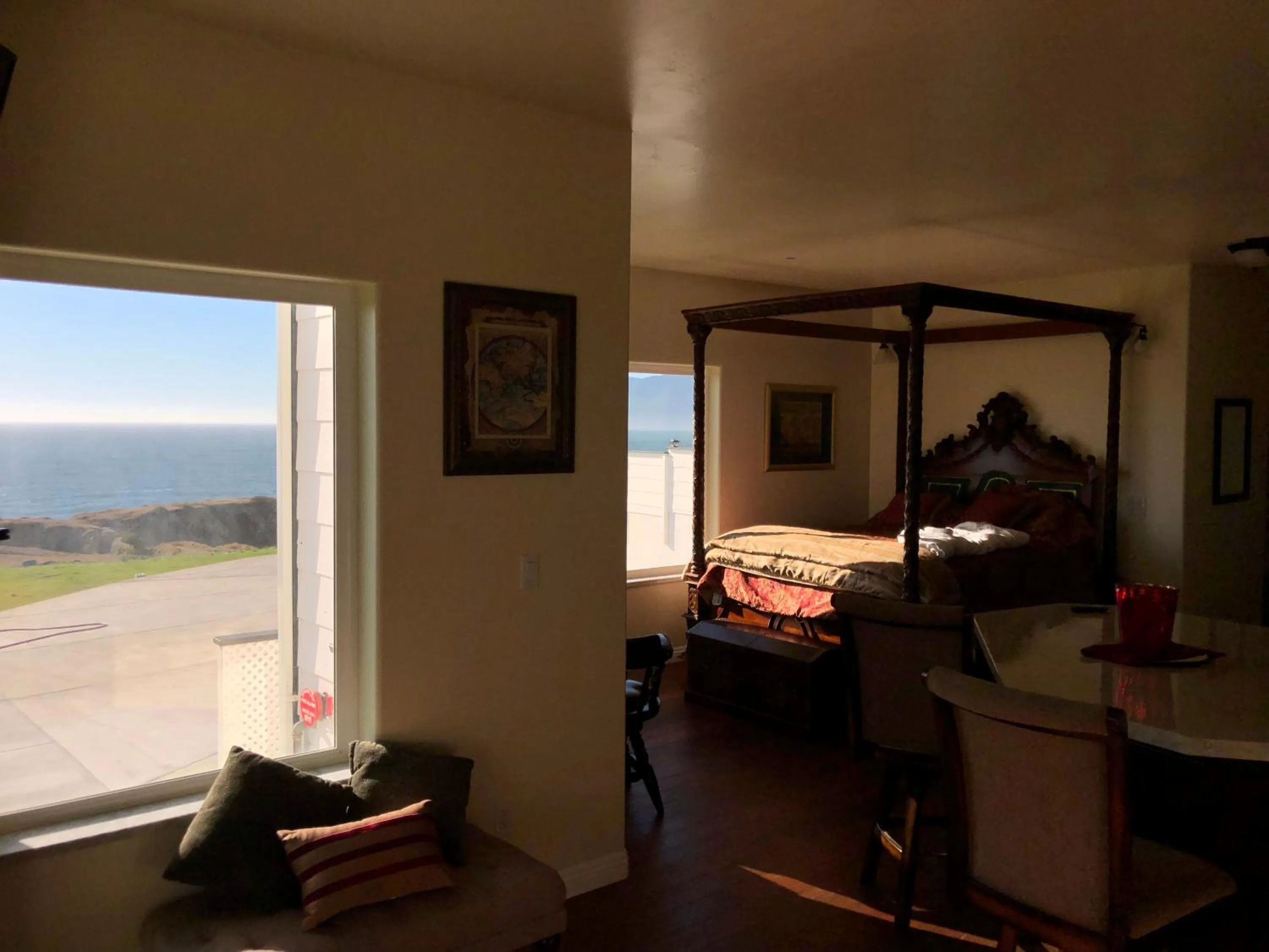 Property building, Bed in The Castle Inn of the Lost Coast