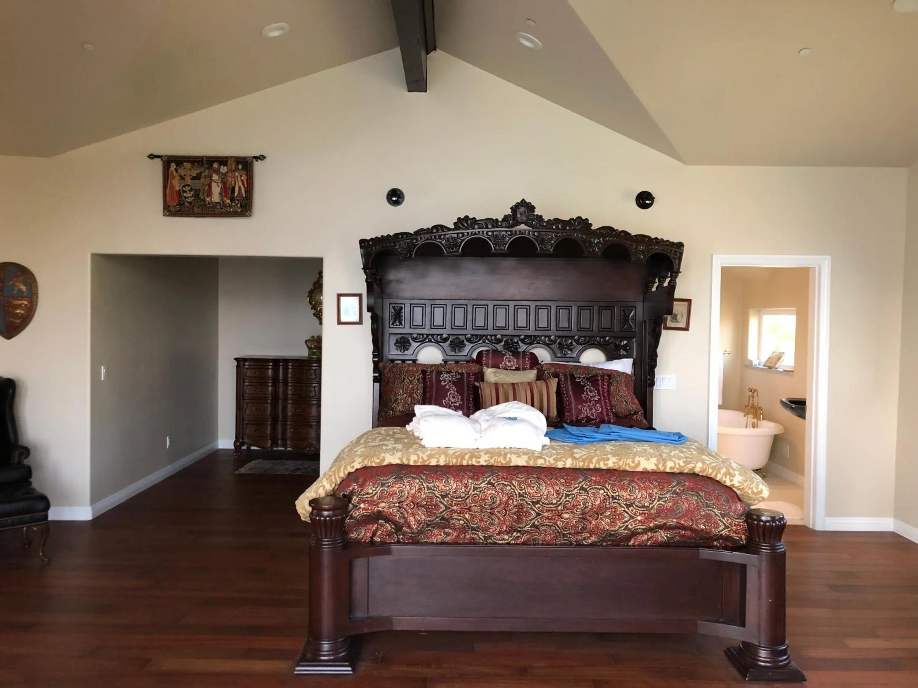 Property building, Bed in The Castle Inn of the Lost Coast