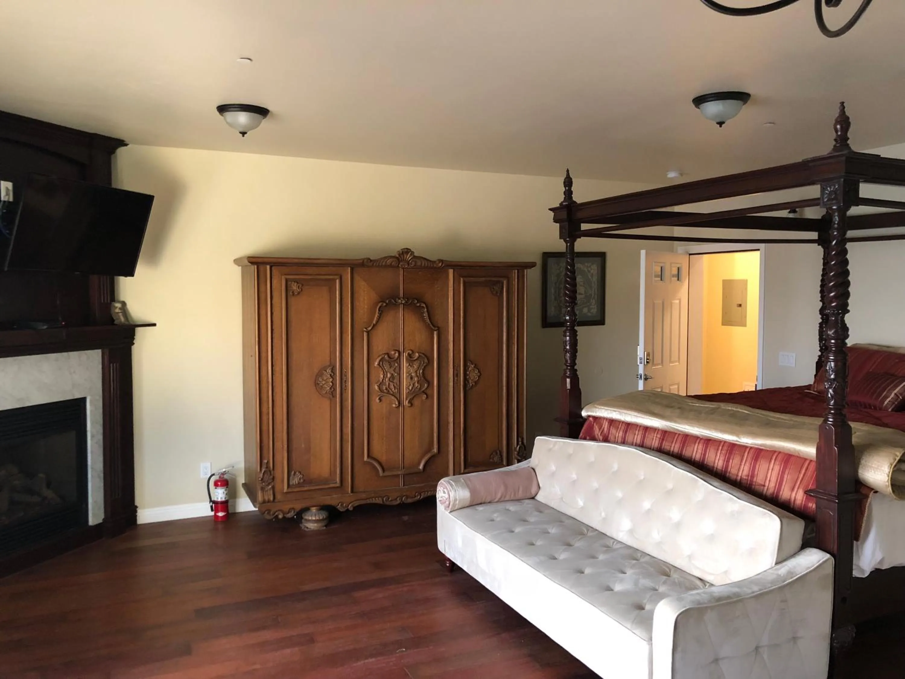 Property building, Bed in The Castle Inn of the Lost Coast