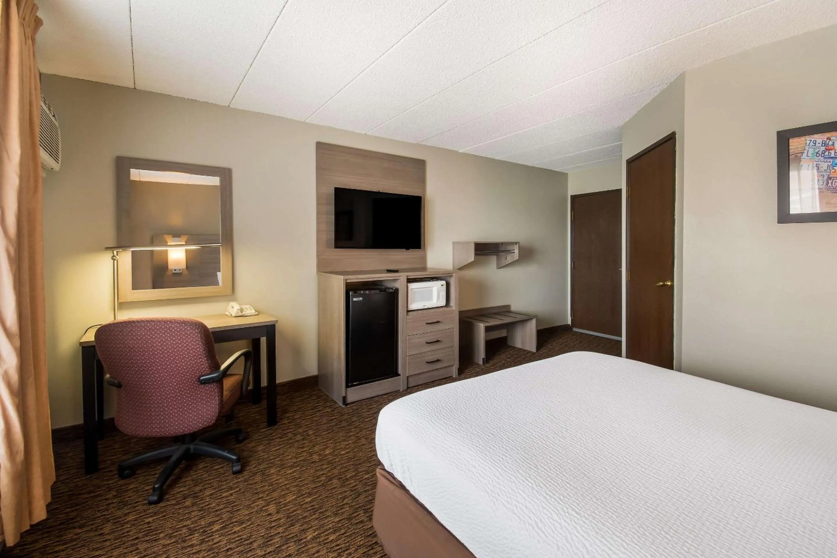 Bedroom, TV/Entertainment Center in Econo Lodge Duluth near Miller Hill Mall