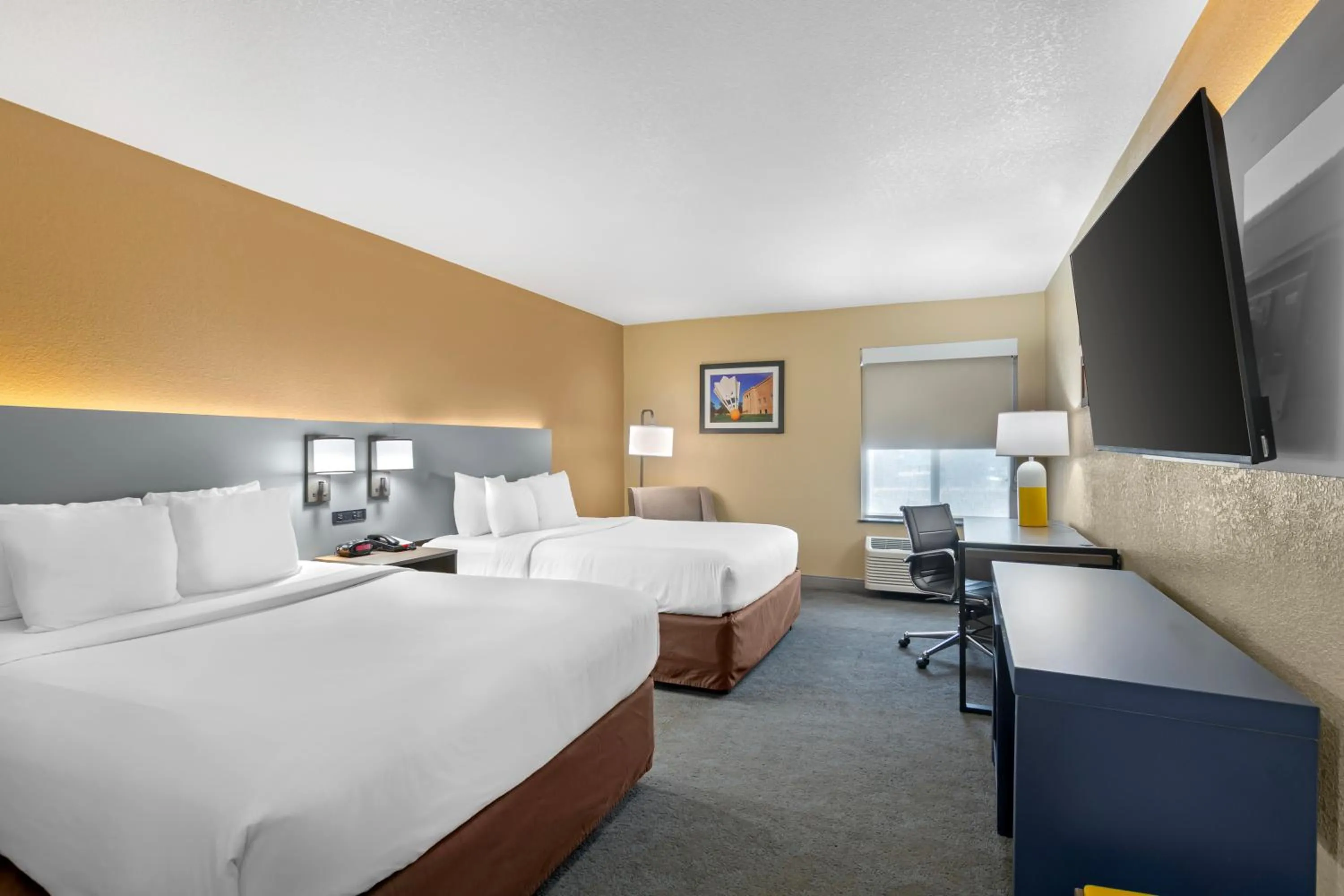 Bed in Comfort Inn & Suites Kansas City - Northeast