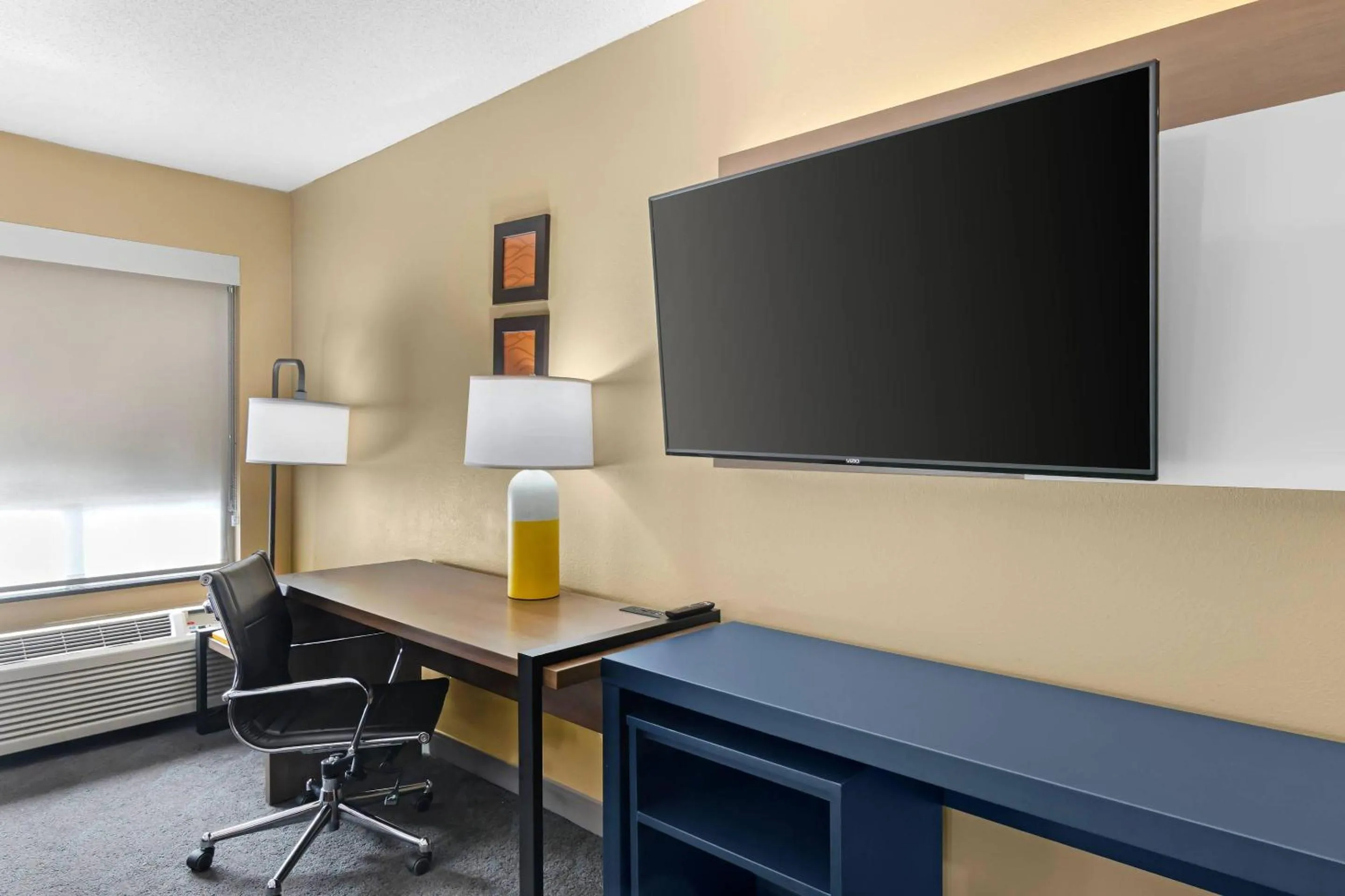 Bedroom in Comfort Inn & Suites Kansas City - Northeast