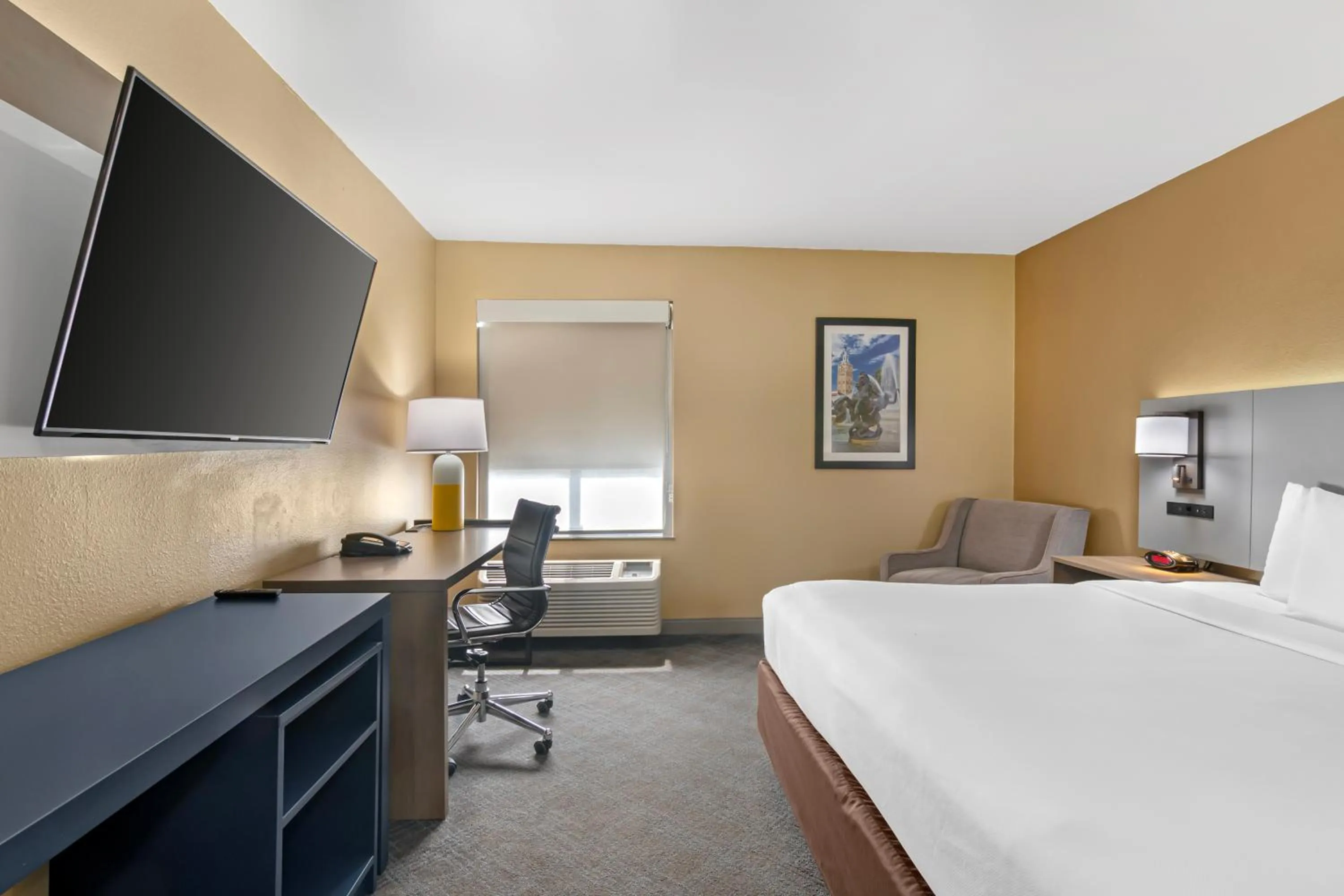 Bed in Comfort Inn & Suites Kansas City - Northeast