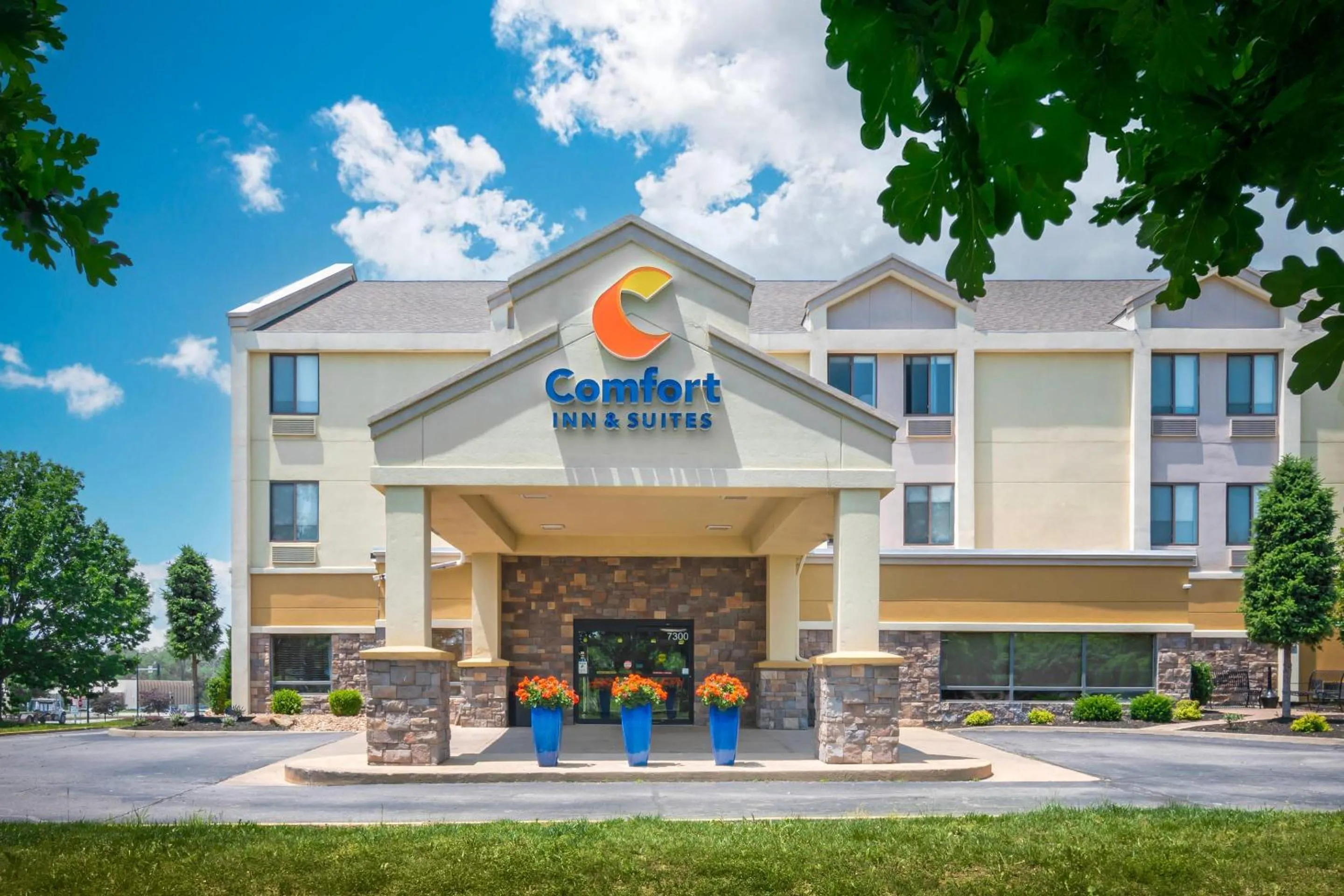 Property building in Comfort Inn & Suites Kansas City - Northeast
