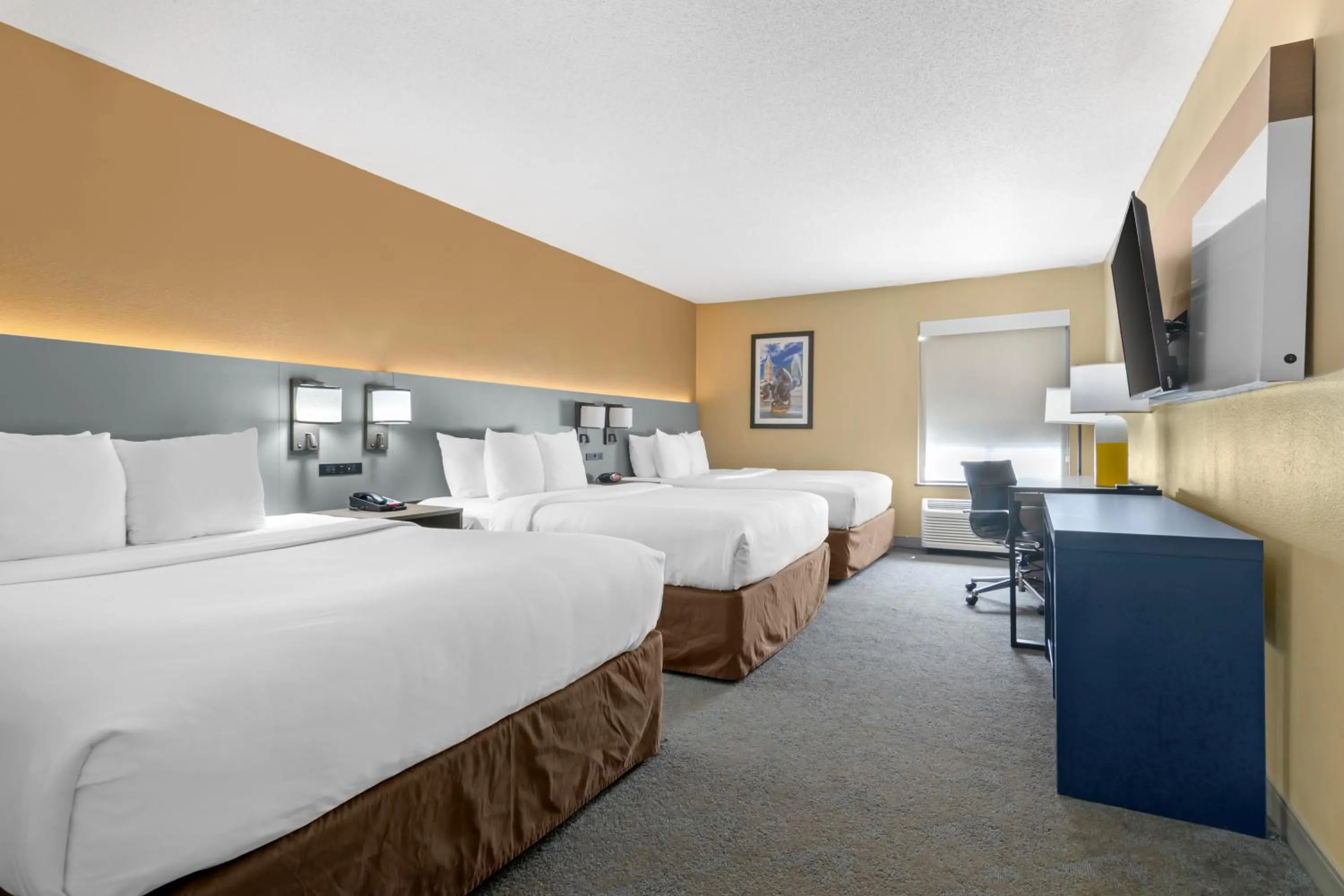 Bed in Comfort Inn & Suites Kansas City - Northeast