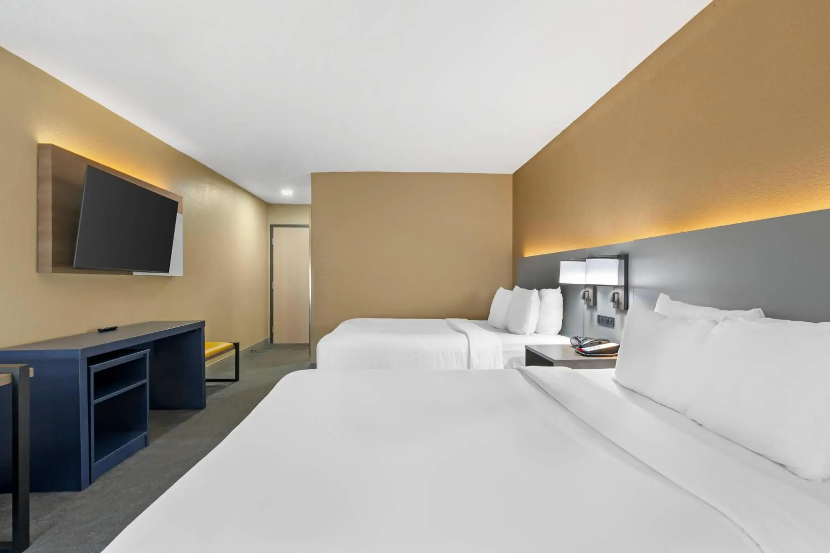 Queen Room with Two Queen Beds - Non-Smoking in Comfort Inn & Suites Kansas City - Northeast Queen Room with Two Queen Beds - Non-Smoking in Comfort Inn & Suites Kansas City - Northeast