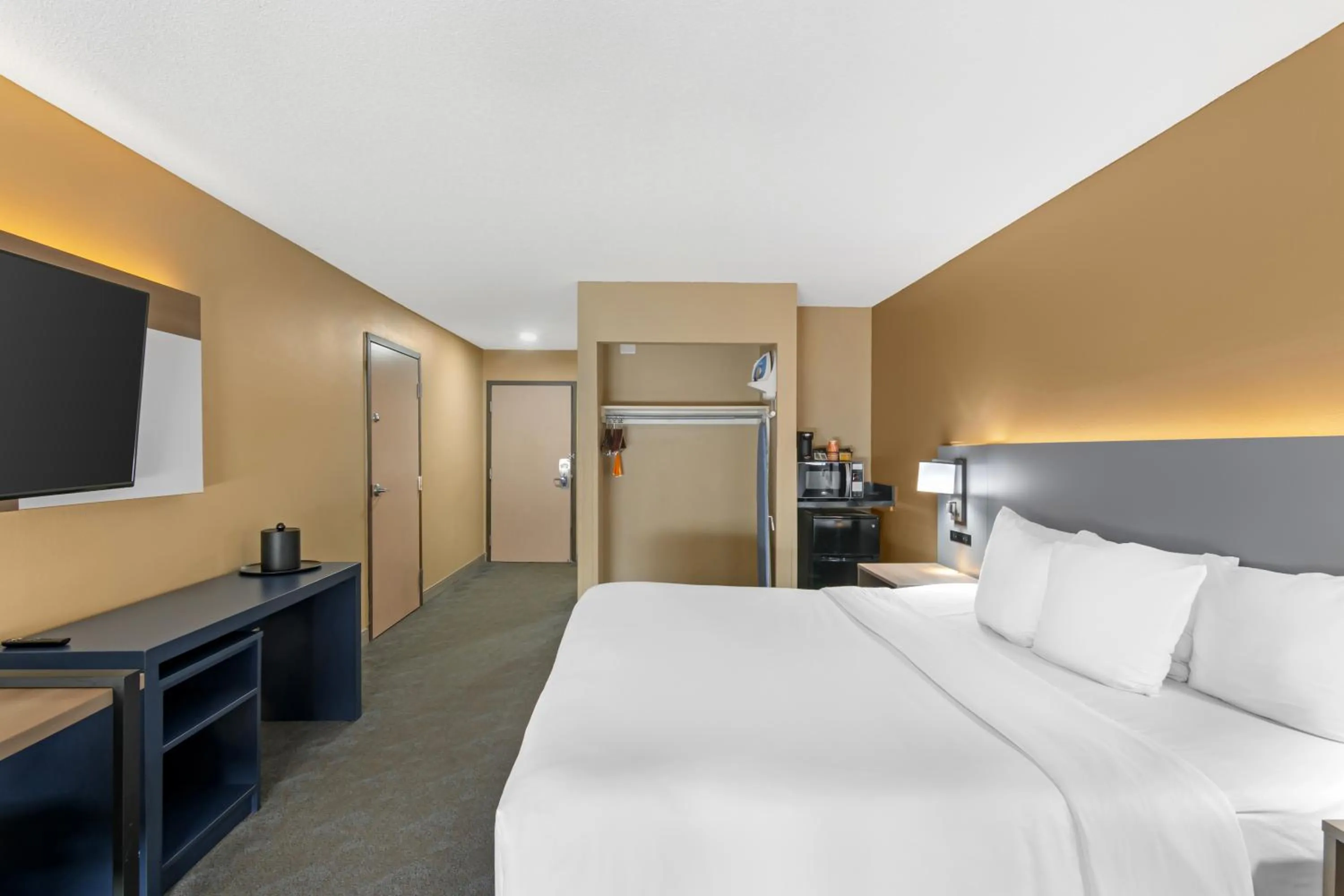 Bed in Comfort Inn & Suites Kansas City - Northeast