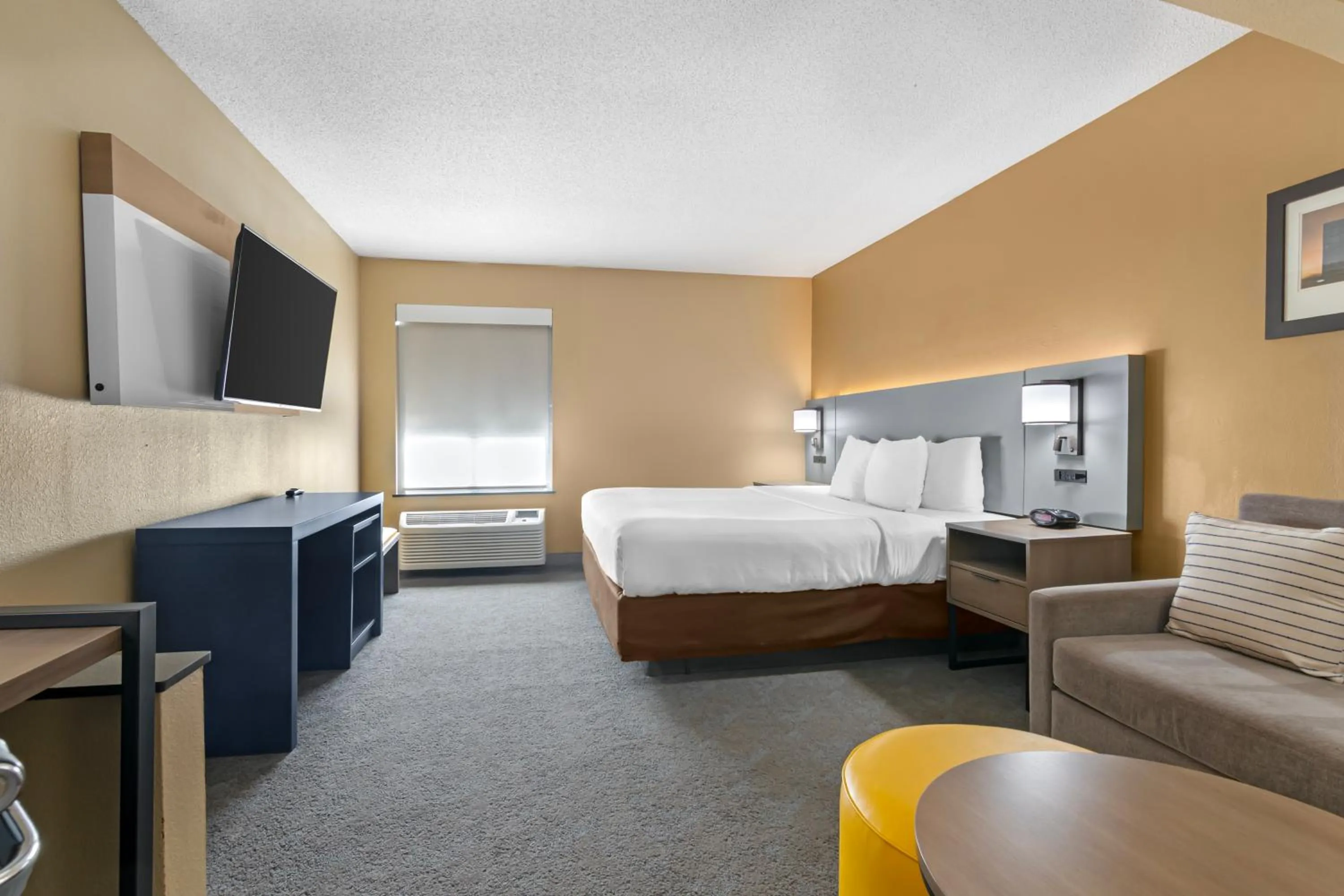 Bed in Comfort Inn & Suites Kansas City - Northeast