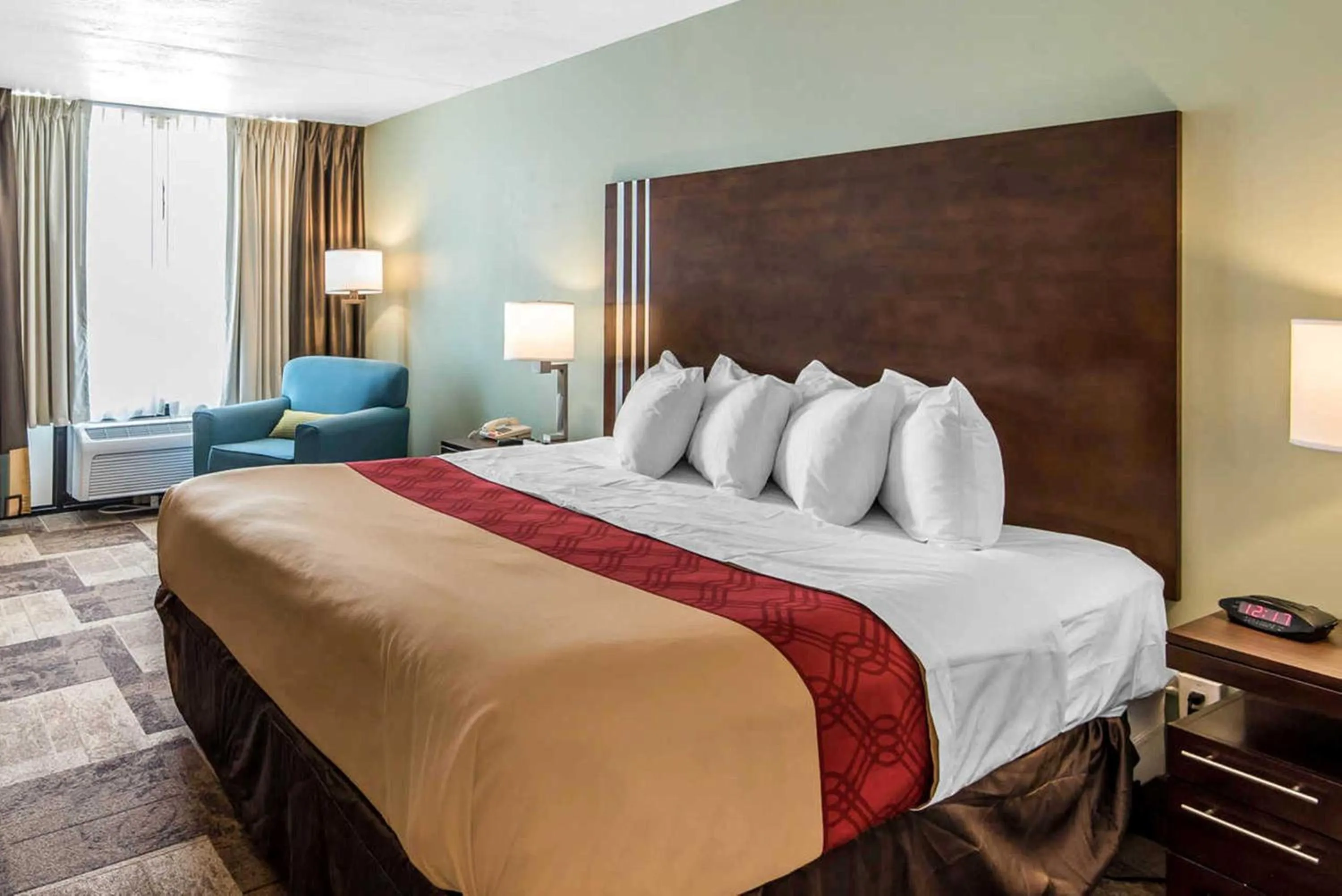 Photo of the whole room in Econo Lodge Oak Grove-Blue Springs