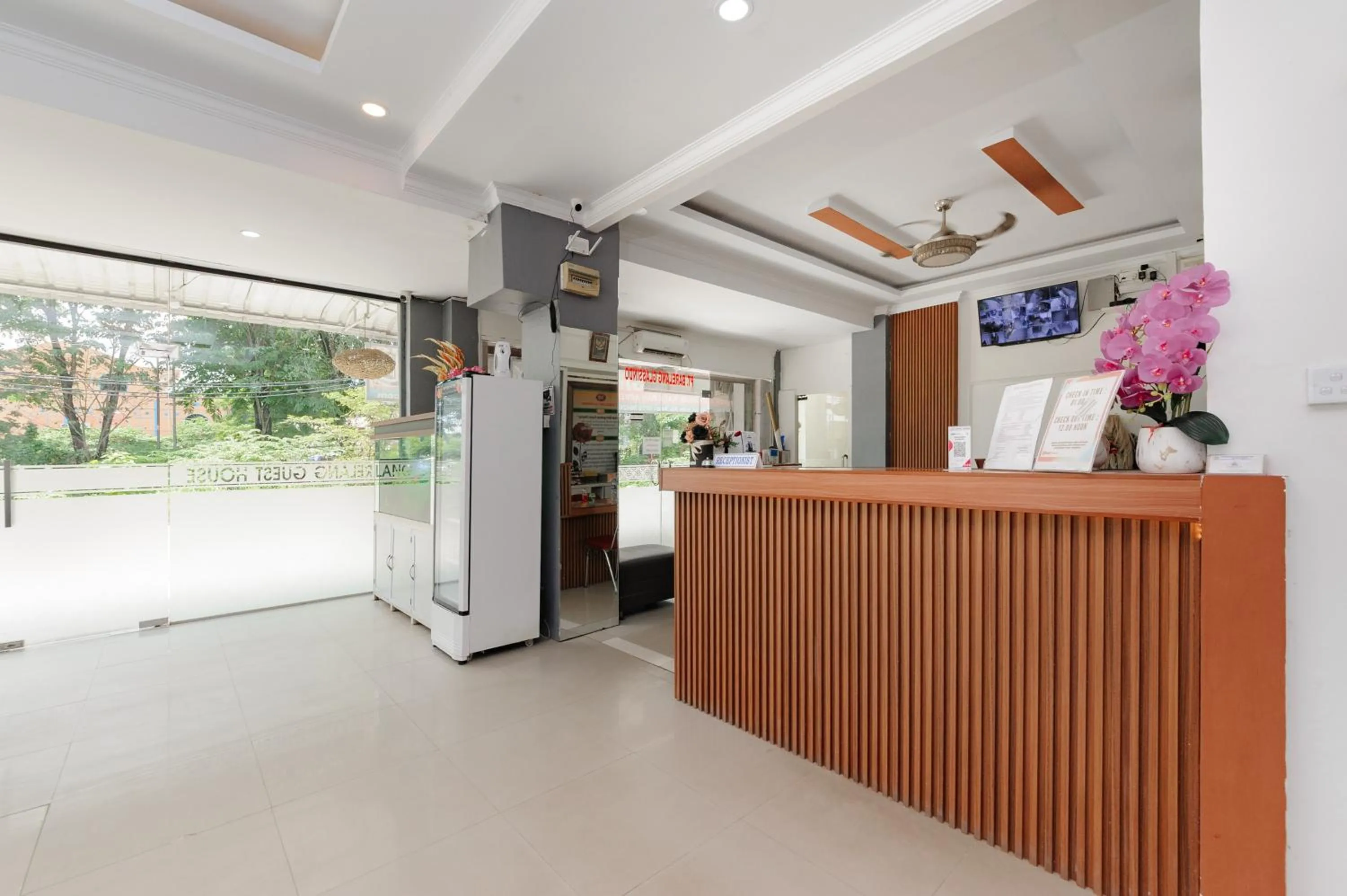 Lobby or reception in RedDoorz Near RSUD Embung Fatimah Batam