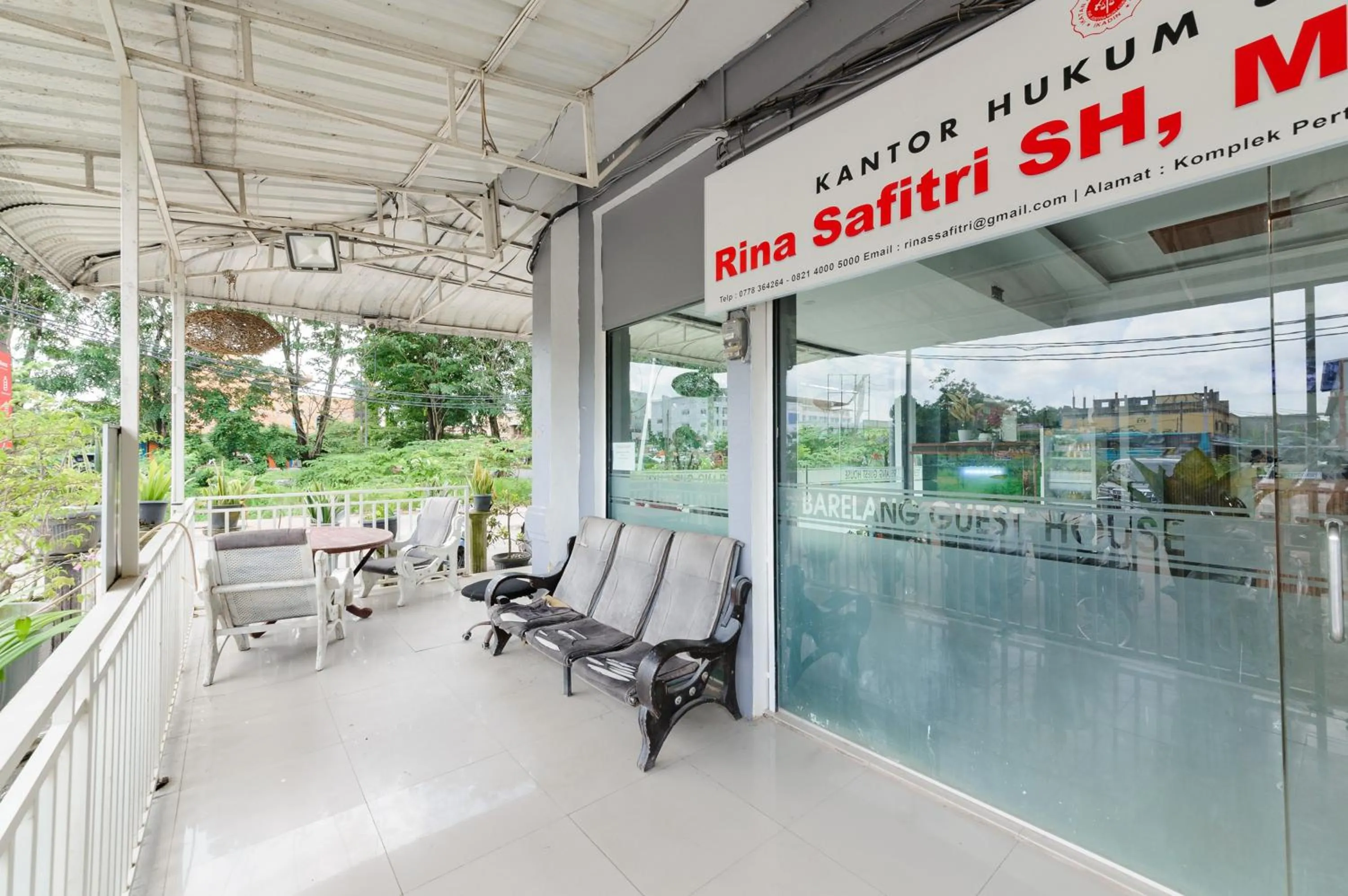 Seating area in RedDoorz Near RSUD Embung Fatimah Batam