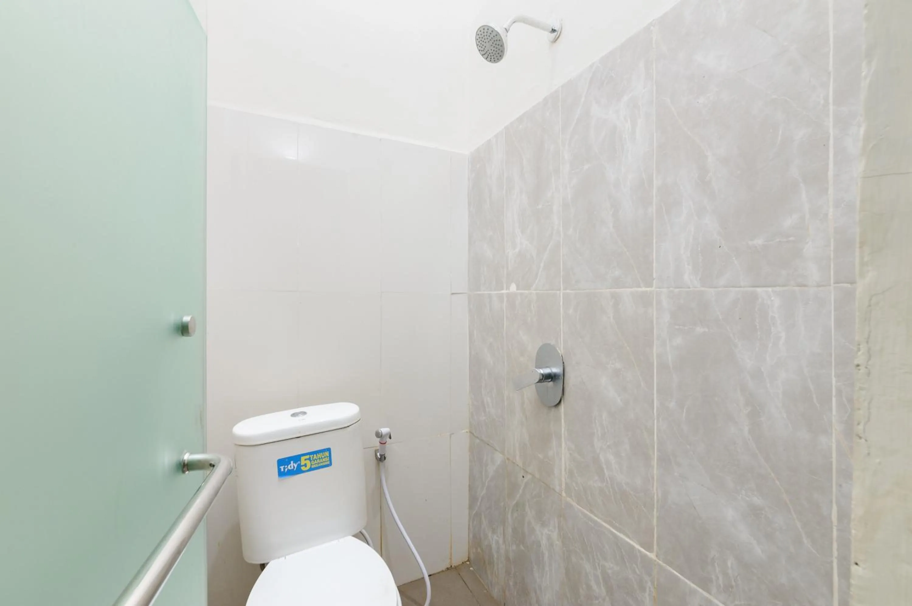 Bathroom in RedDoorz Near RSUD Embung Fatimah Batam