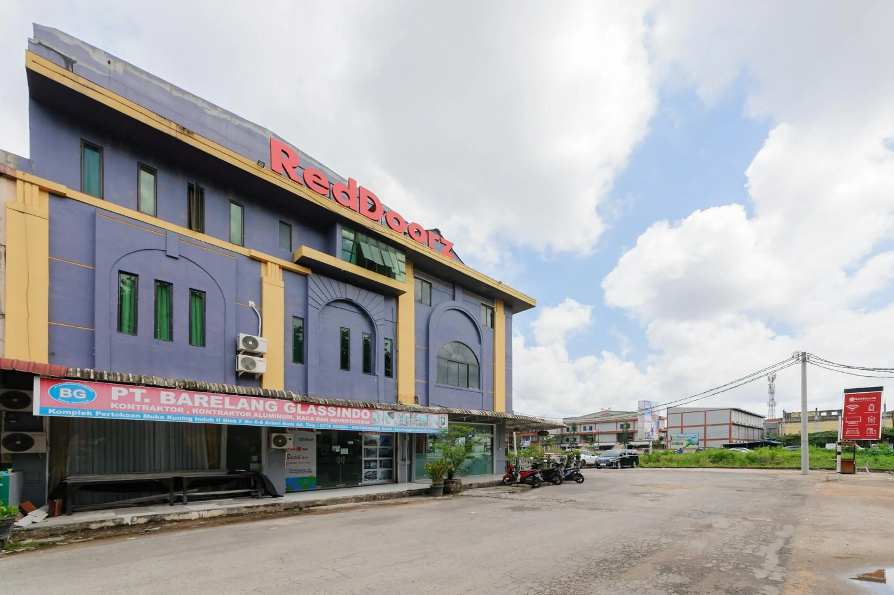 Facade/entrance in RedDoorz Near RSUD Embung Fatimah Batam