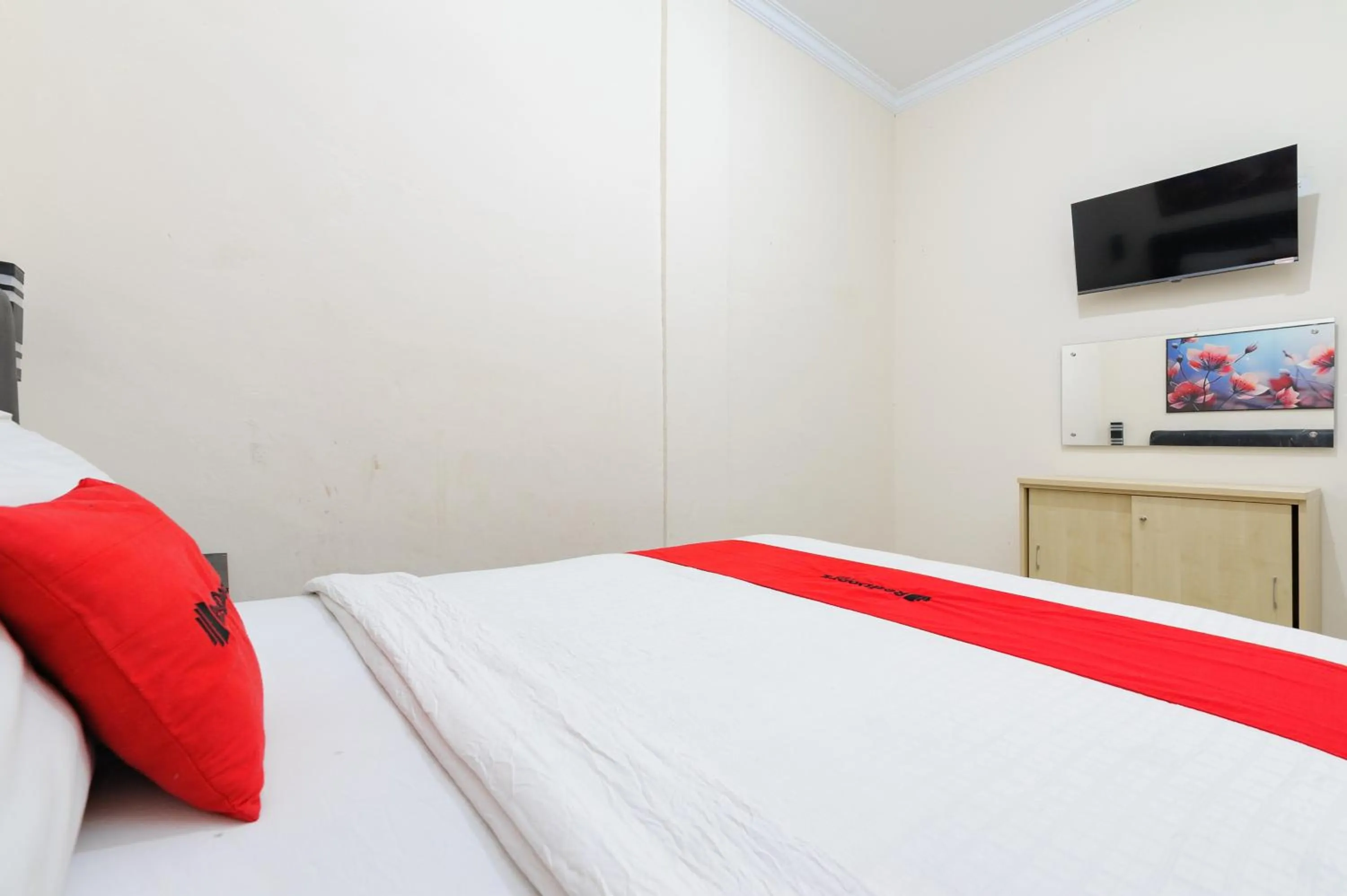 Bedroom, Bed in RedDoorz Near RSUD Embung Fatimah Batam