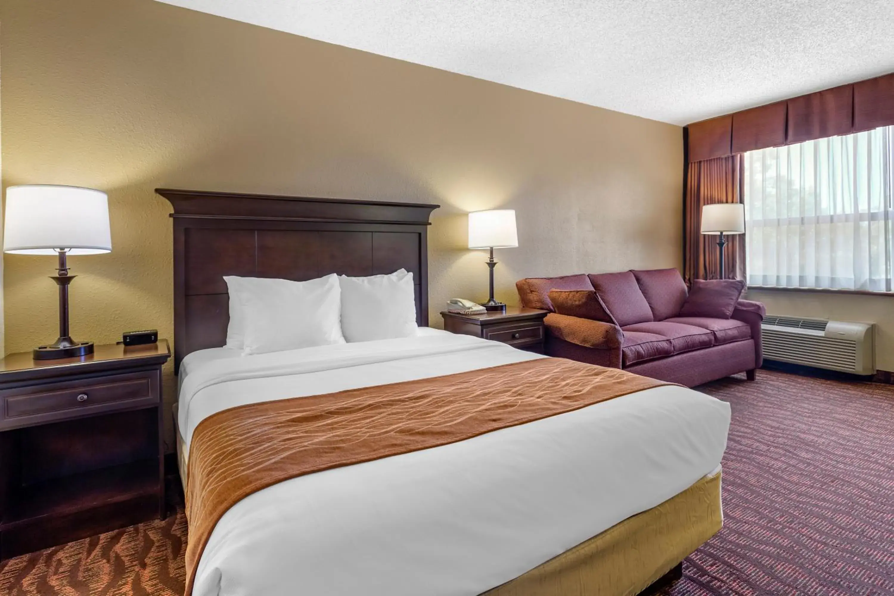 Queen Suite with Three Queen Beds - Non-Smoking in Comfort Inn at Thousand Hills Queen Suite with Three Queen Beds - Non-Smoking in Comfort Inn at Thousand Hills