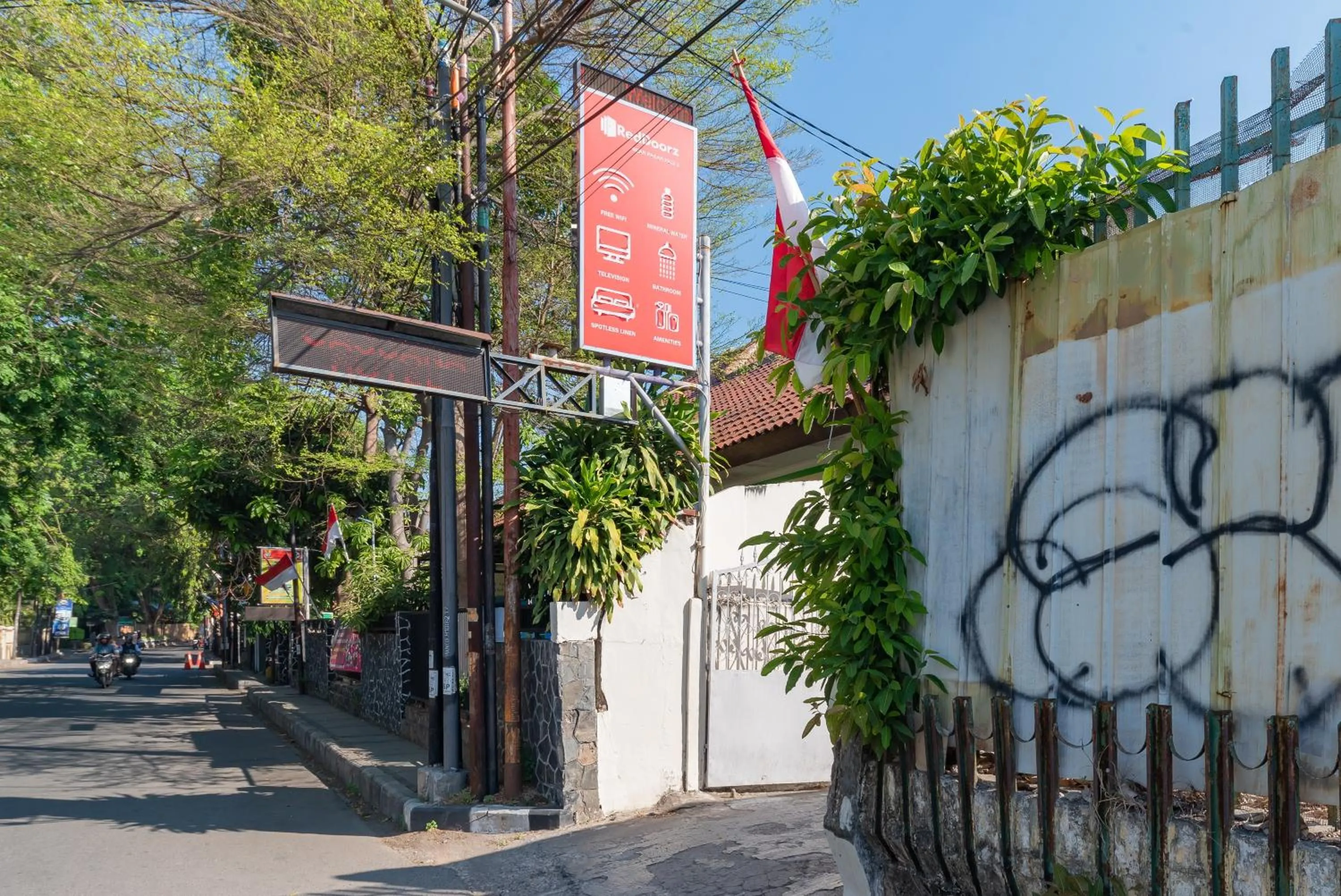 Property logo or sign in RedDoorz near Pasar Pagi 2 by Cassana