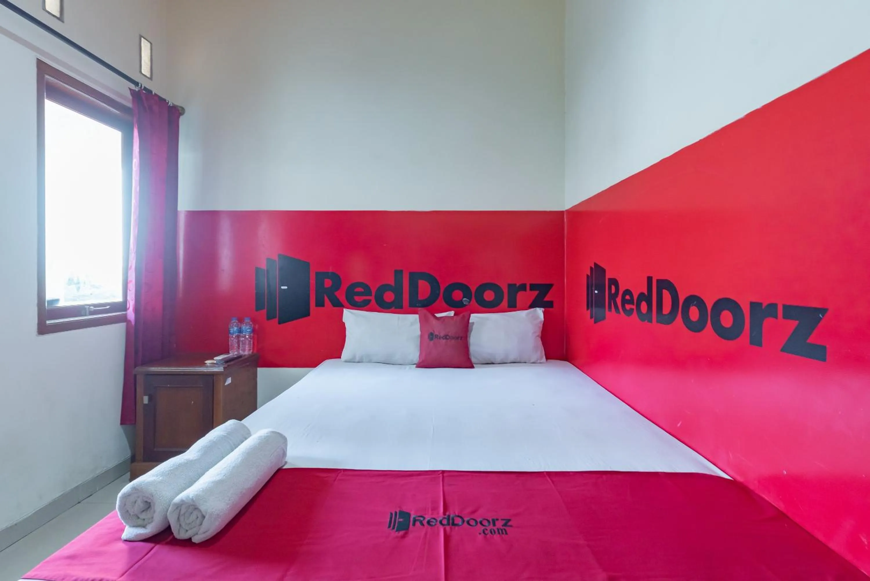 Bedroom, Bed in RedDoorz near Pasar Pagi 2 by Cassana