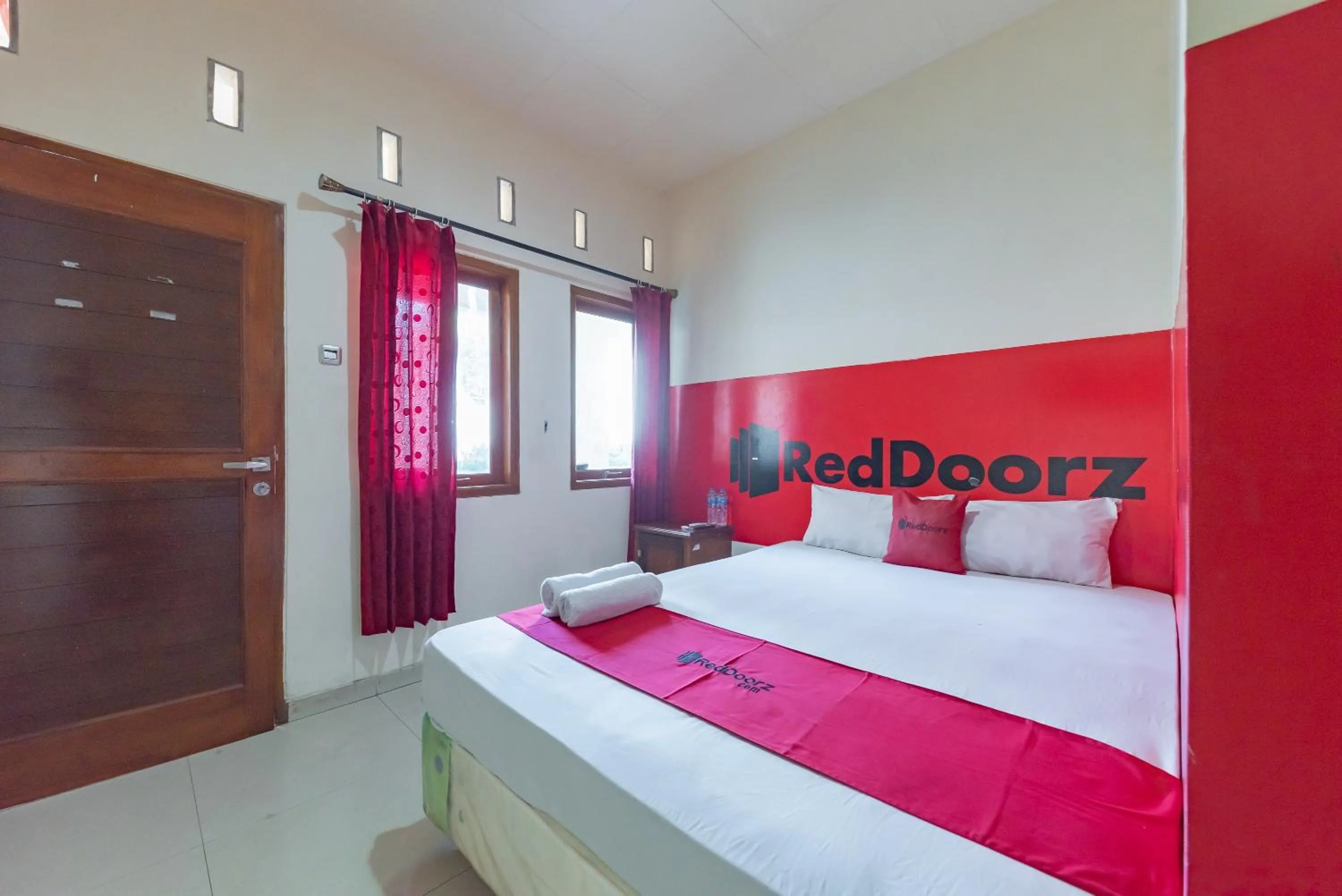 Bedroom, Bed in RedDoorz near Pasar Pagi 2 by Cassana